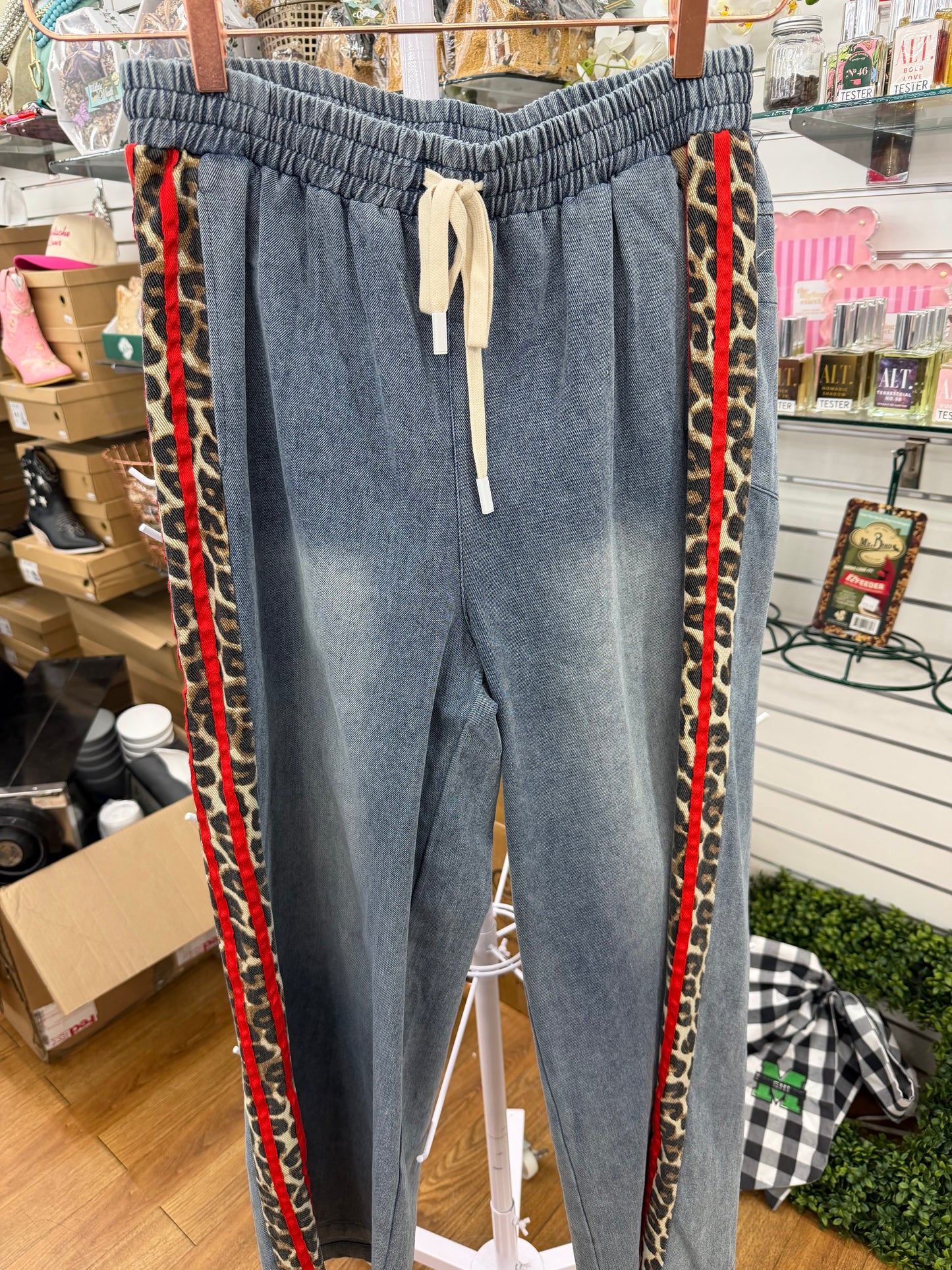 LIGHT DENIM JEANS WITH RED & LEOPARD STRIPE