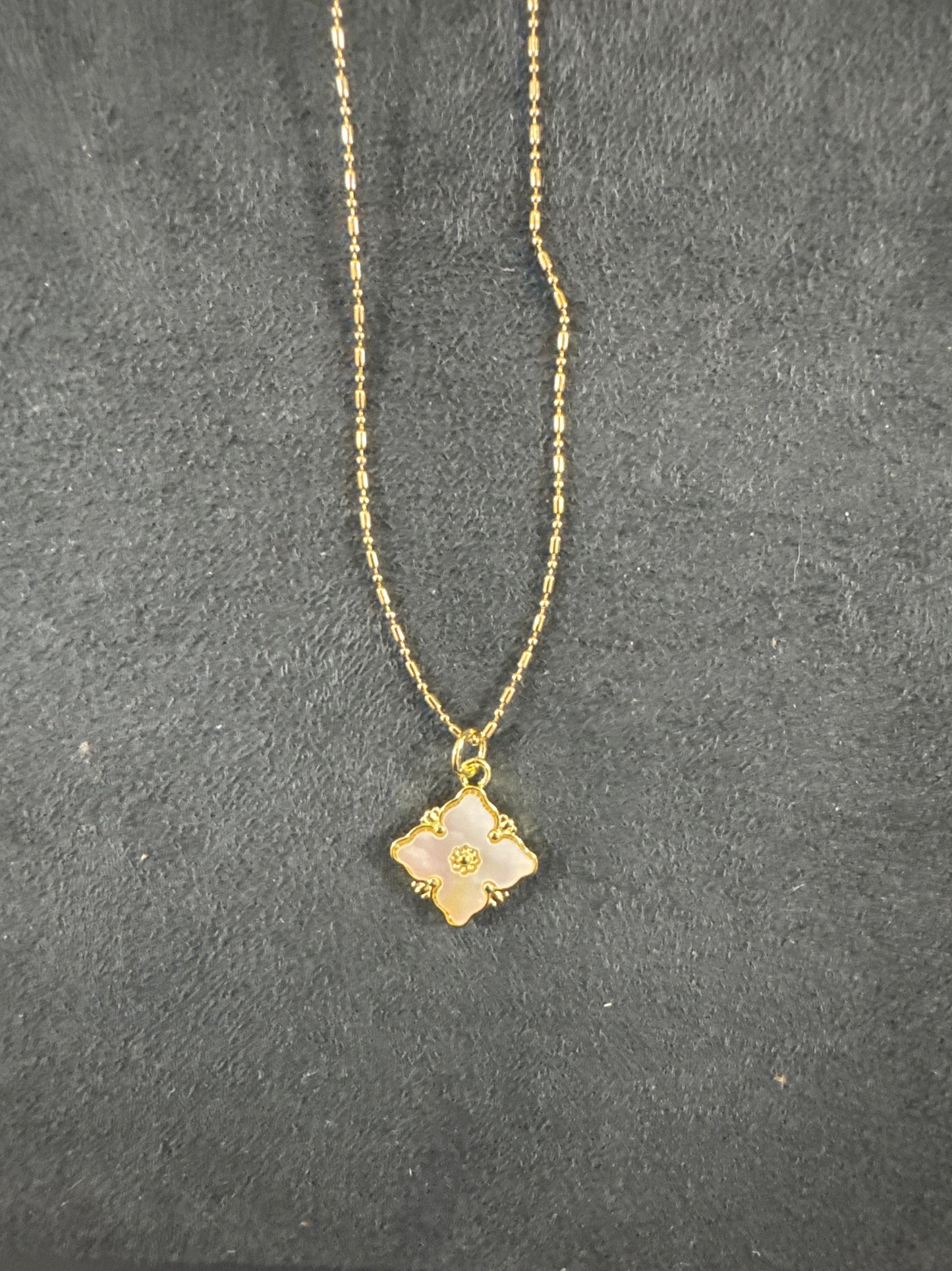 GOLD NECKLACE W/IVORY SUQARE CLOVER PENDANT