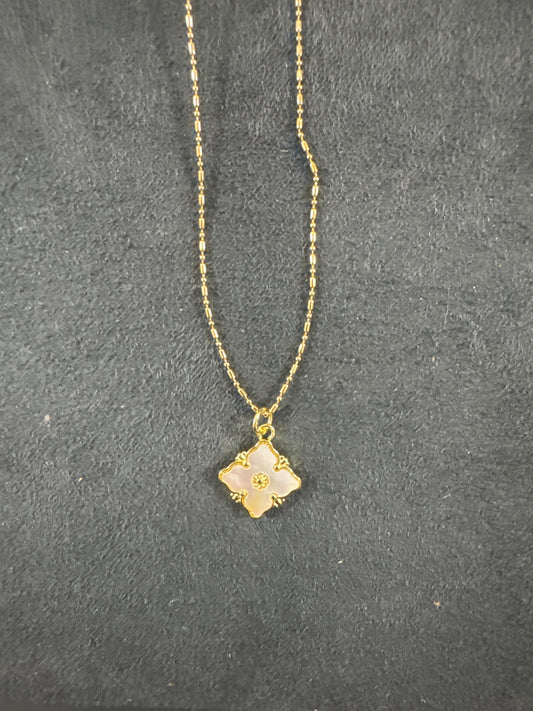 GOLD NECKLACE W/IVORY SUQARE CLOVER PENDANT