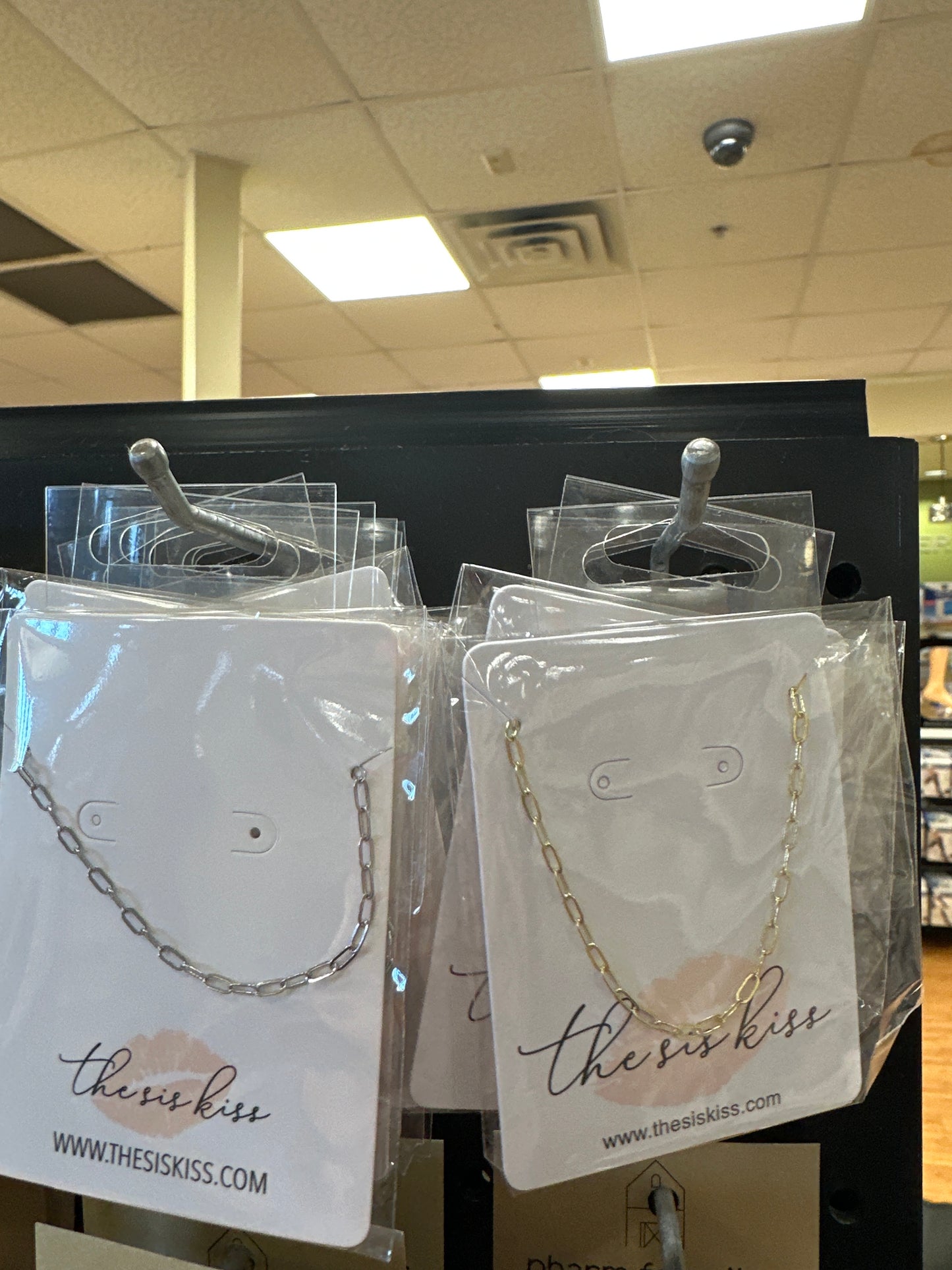 THE SIS KISS CHAIN NECKLACE