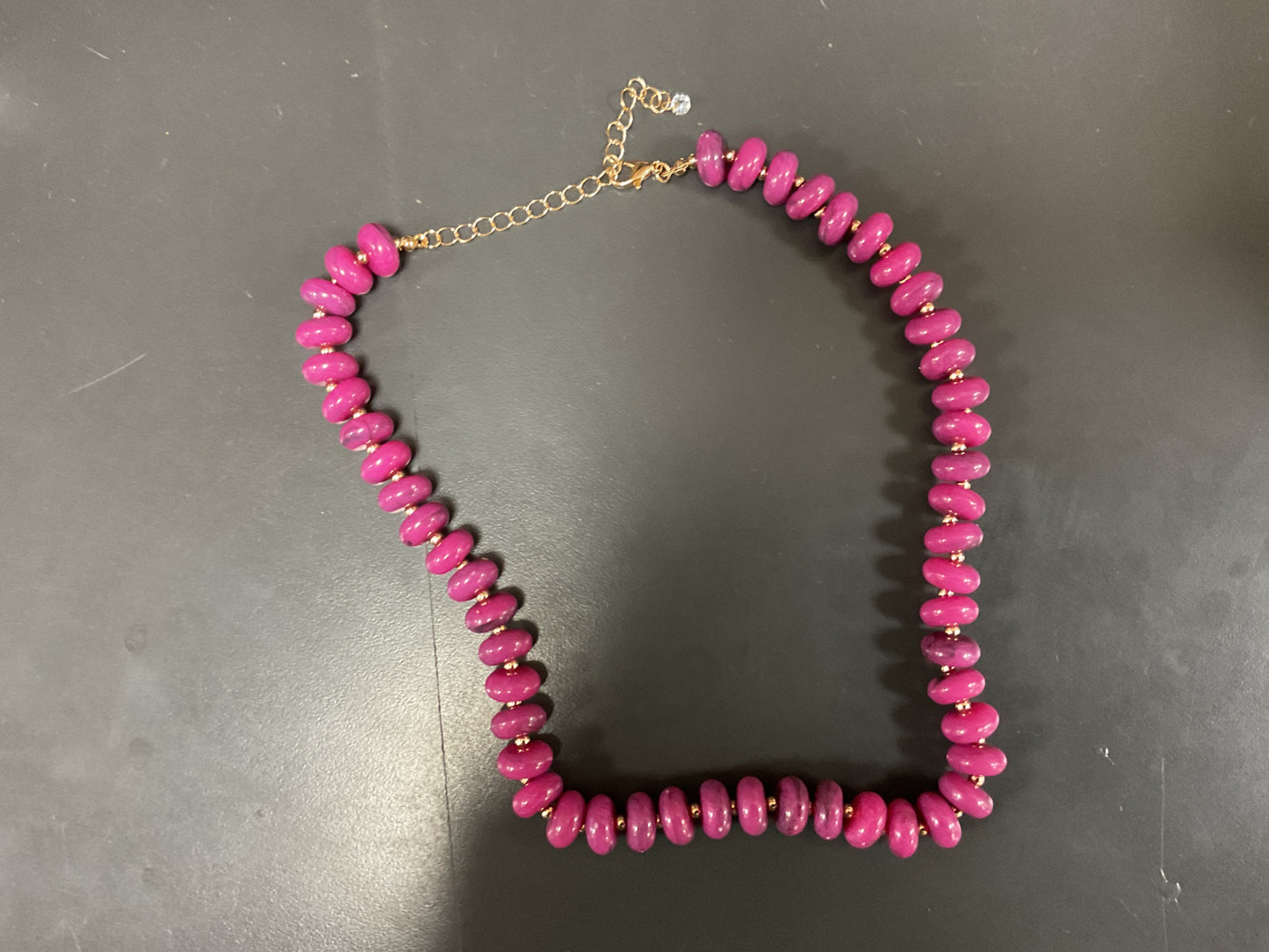 CHUNKY STONE BEADS NECKLACE - FUCHSIA