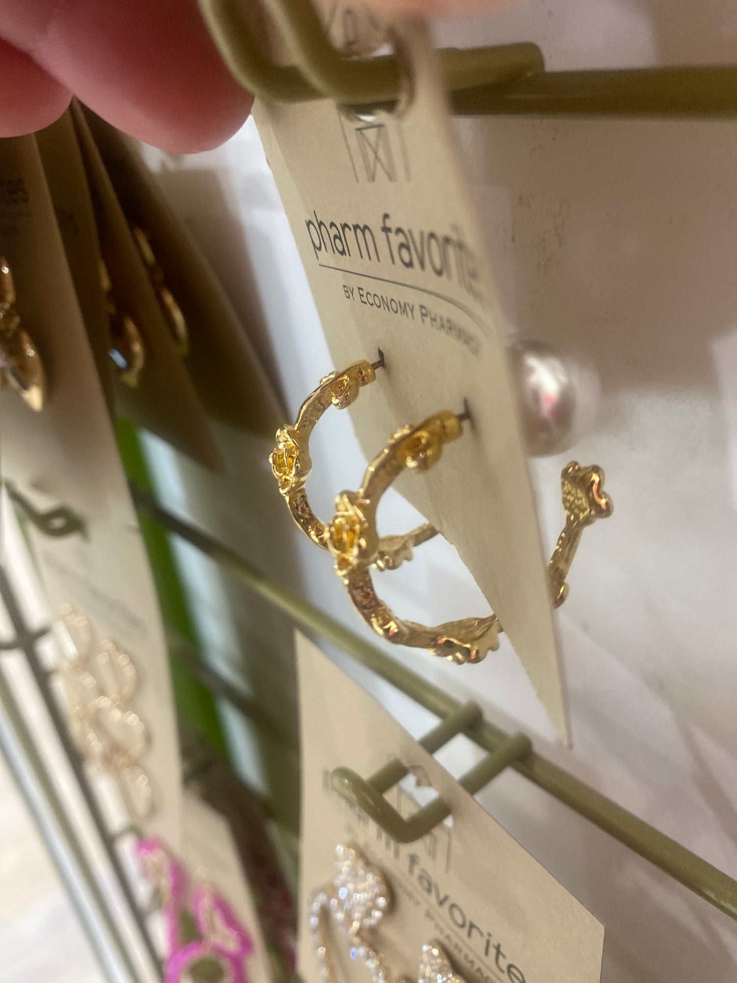 GOLD VINE HOOP EARRINGS W/PEARL ACCENT