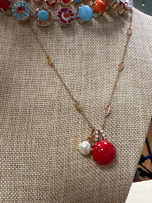MARIANA RG PENDANT NKLC - W/RED CRYSTAL & WHITE PEARL