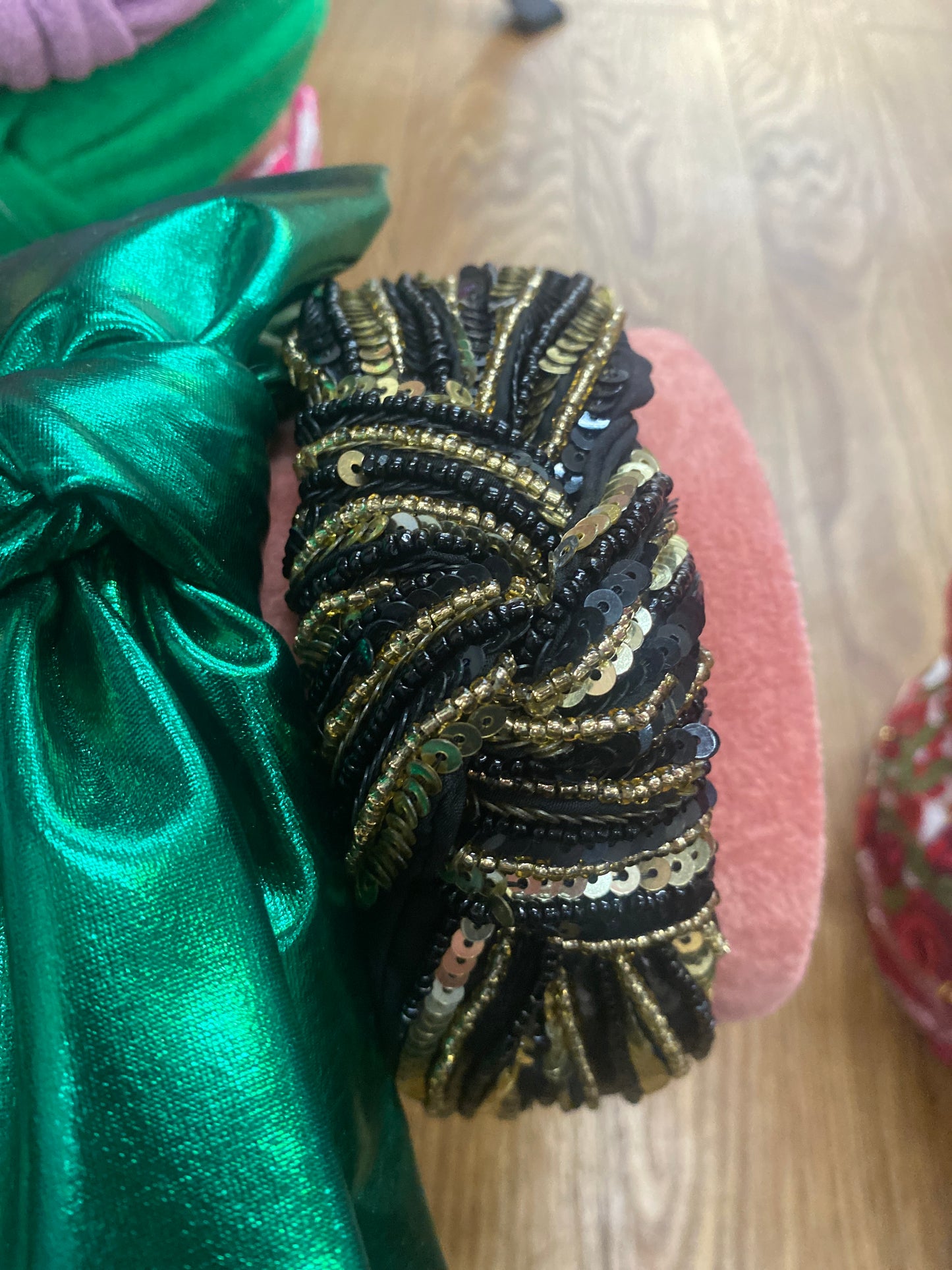 BLACK & GOLD SEQUIN HEADBAND