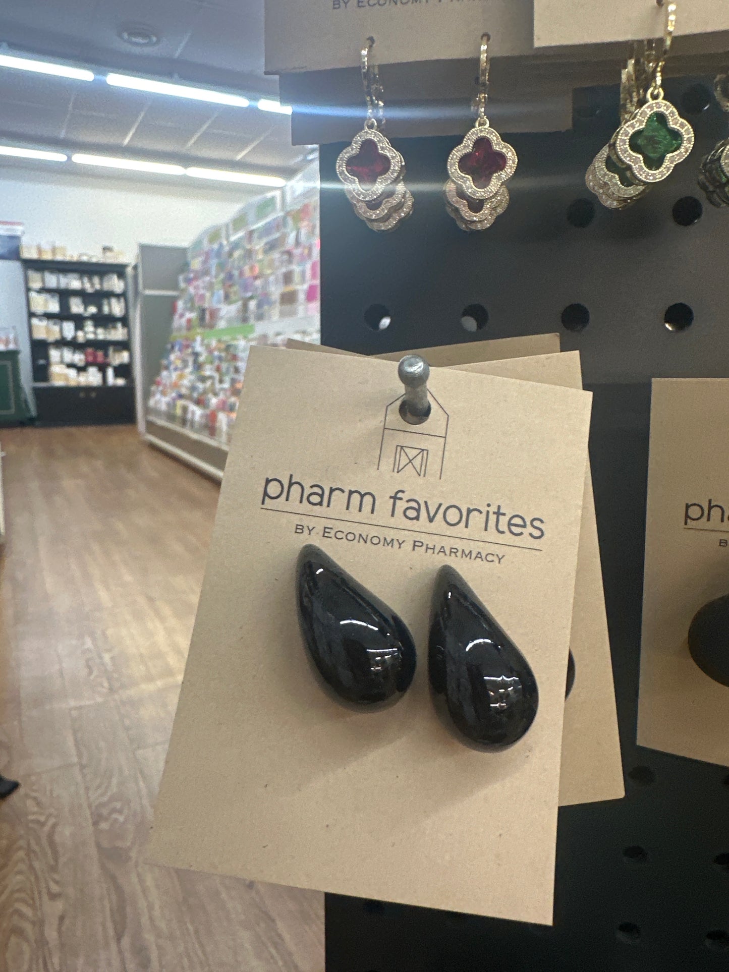 BLACK TEARDROP/COMMA EARRINGS