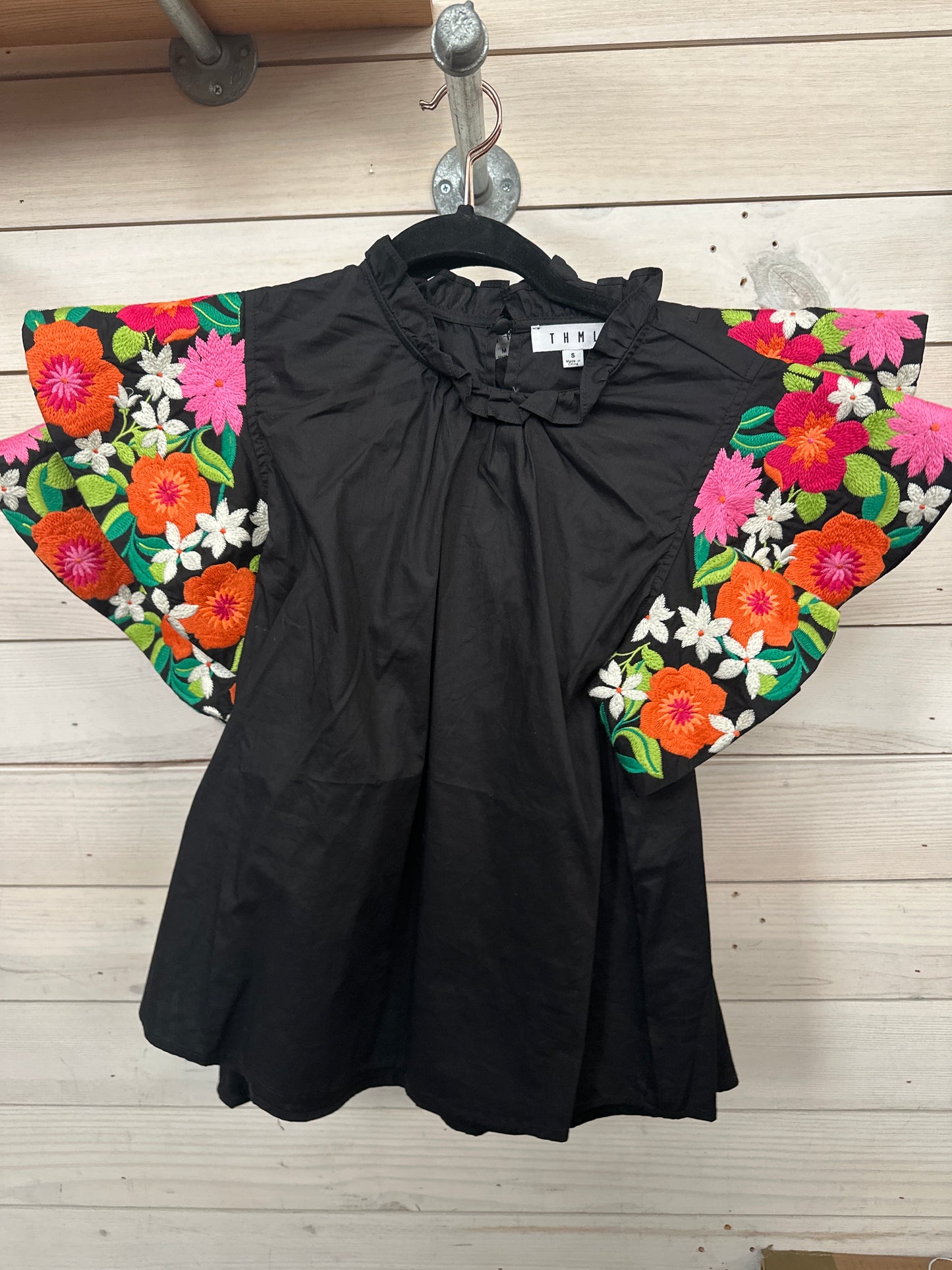 BLACK BLOUSE W/FLORAL SLEEVE DETAIL