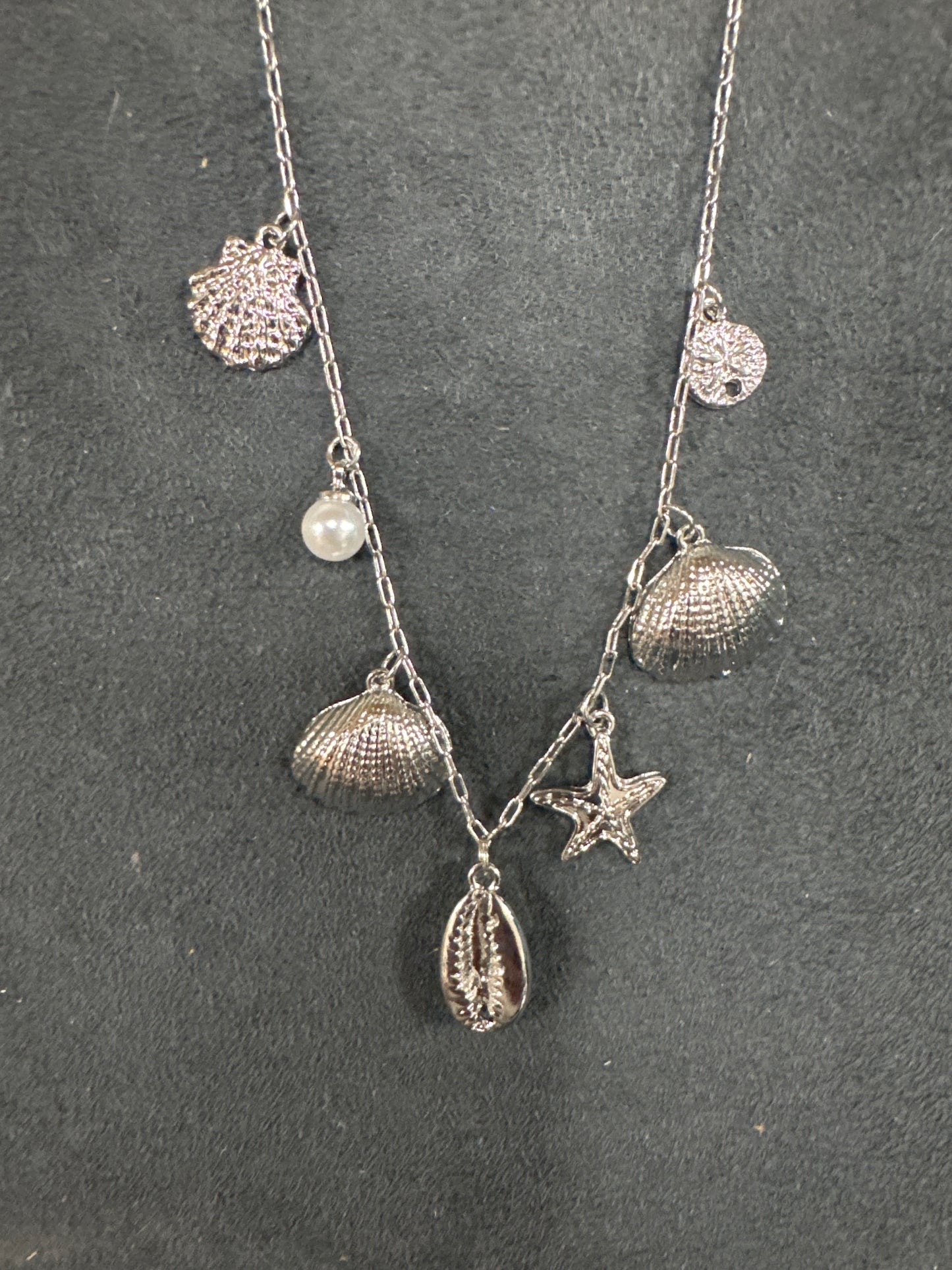 SILVER NECKLACE W/SEASHELLS & PEARLS CHARMS