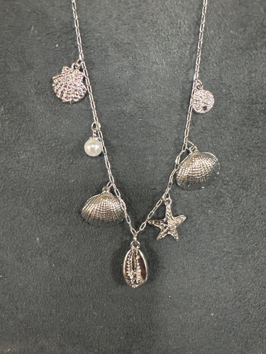 SILVER NECKLACE W/SEASHELLS & PEARLS CHARMS