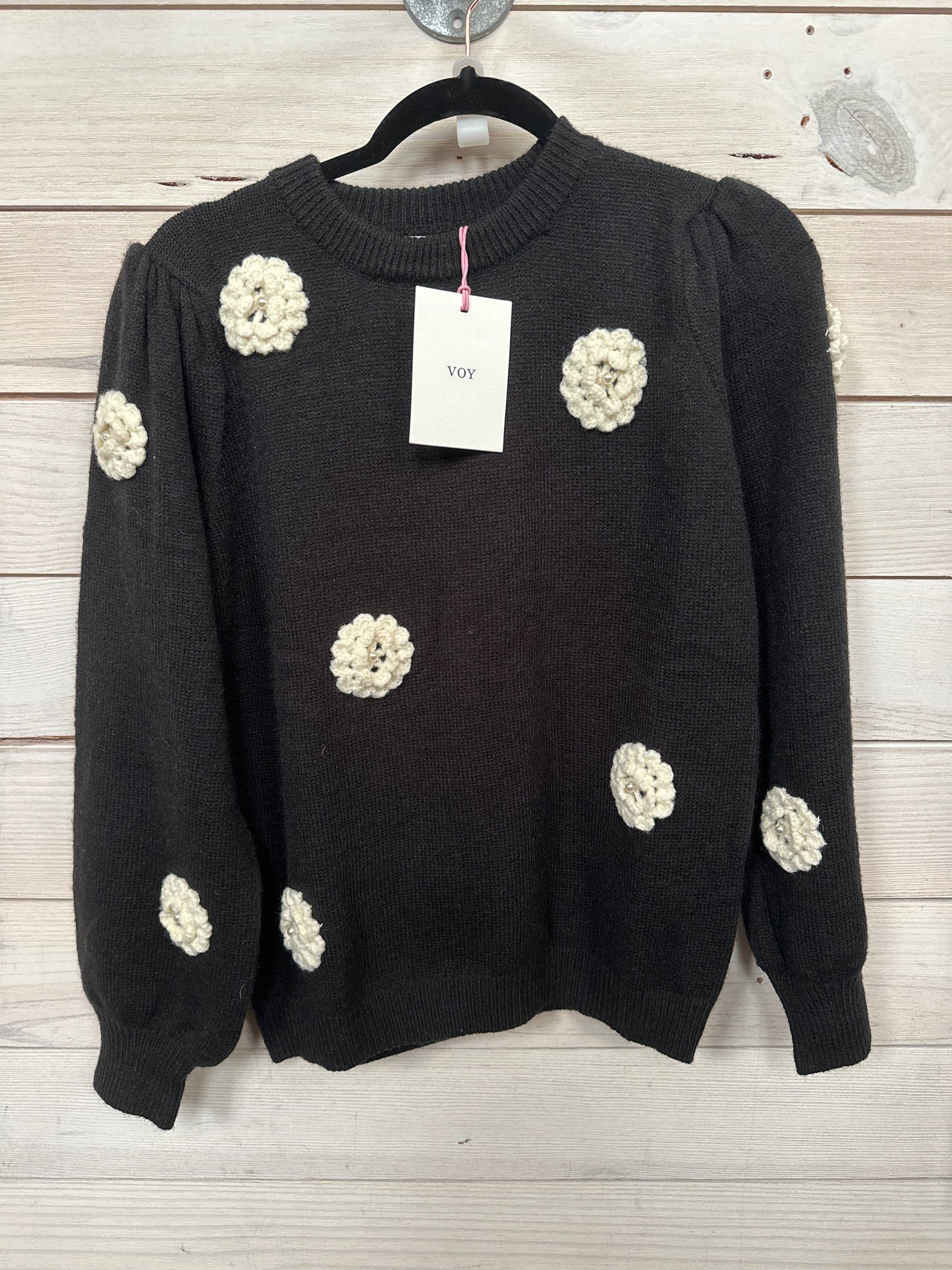 BLACK SWEATER W/WHITE FLORAL
