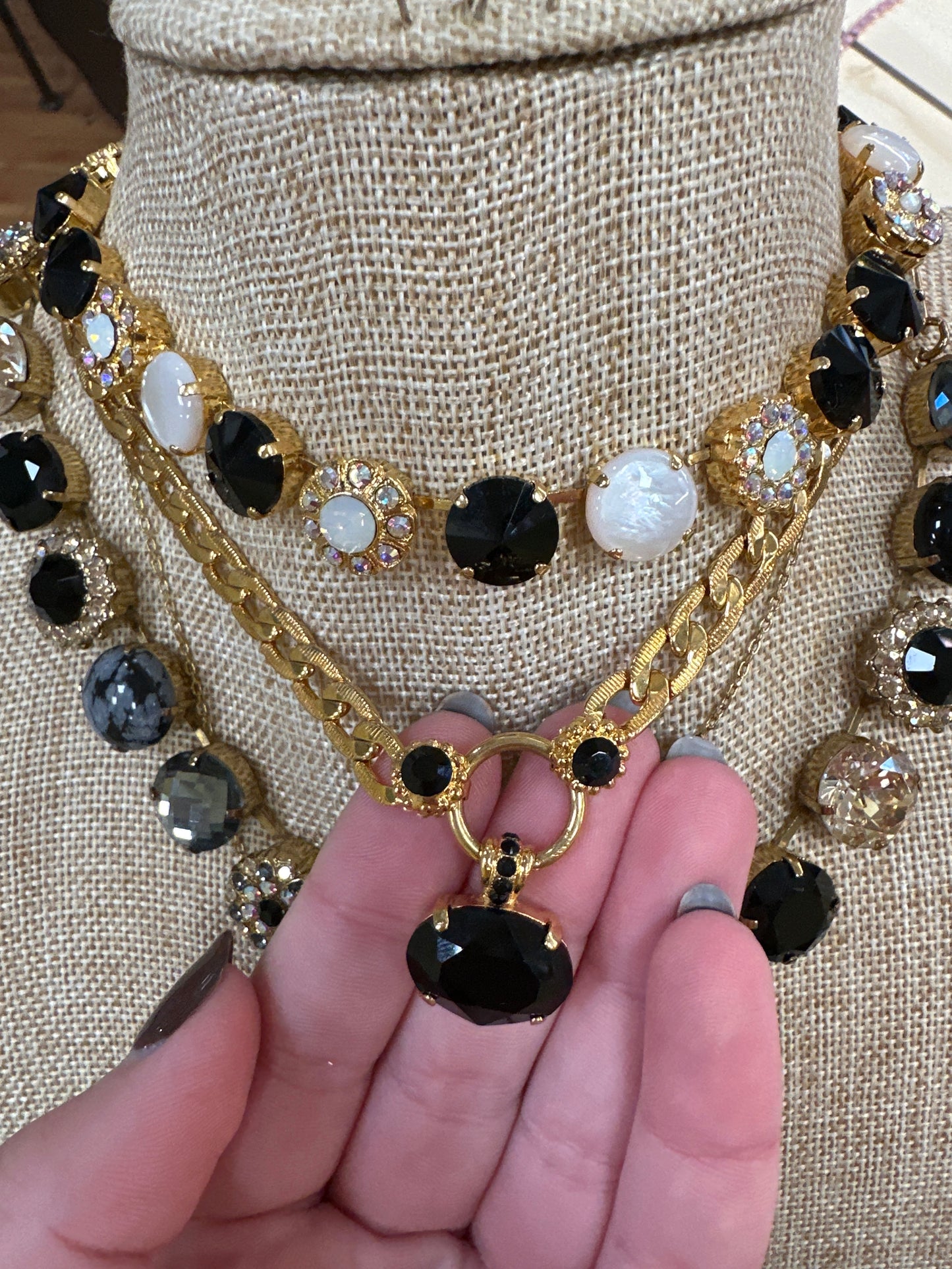 MARIANA YG PENDANT NKLC - BLACK CRYSTAL