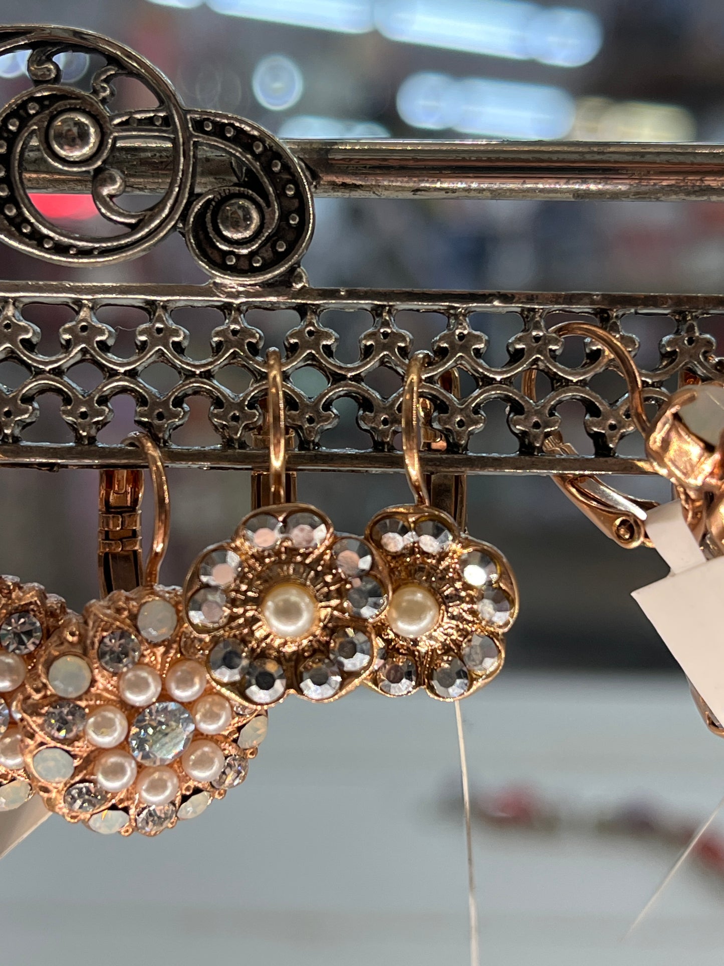 RG GUNMETAL PEARL FLWR EARRINGS