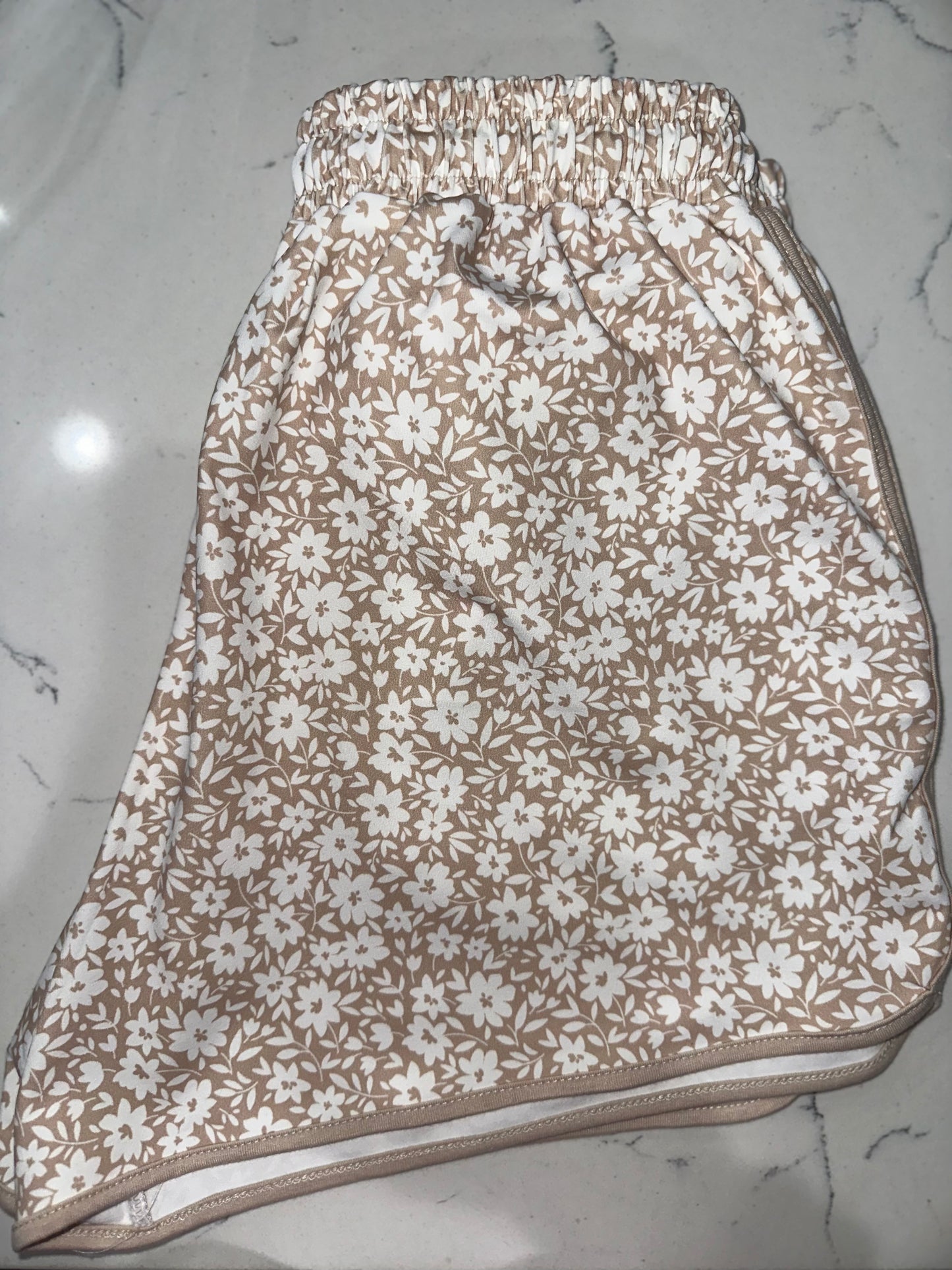 WISHLIST NEUTRAL FLORAL EVERYDAY SHORTS