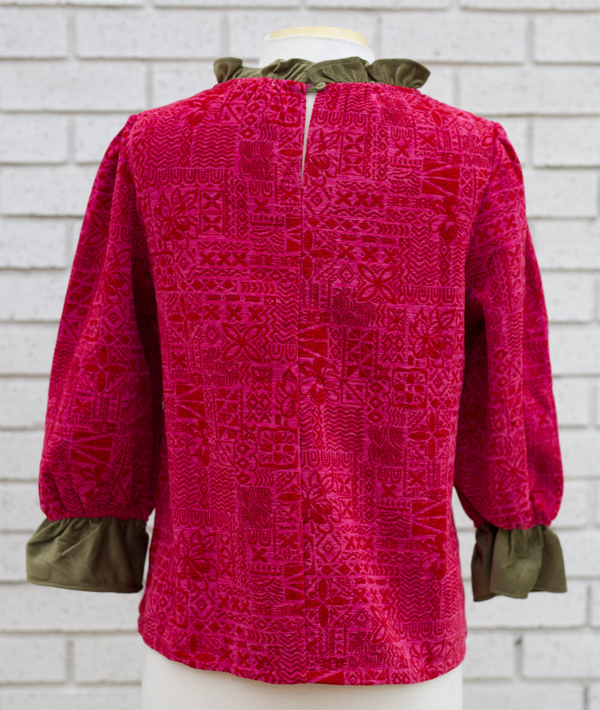 3/4 PUFF SLEEVE CONTRAST RUFFLE ABSTRACT PRINTED TOP - MAGENTA