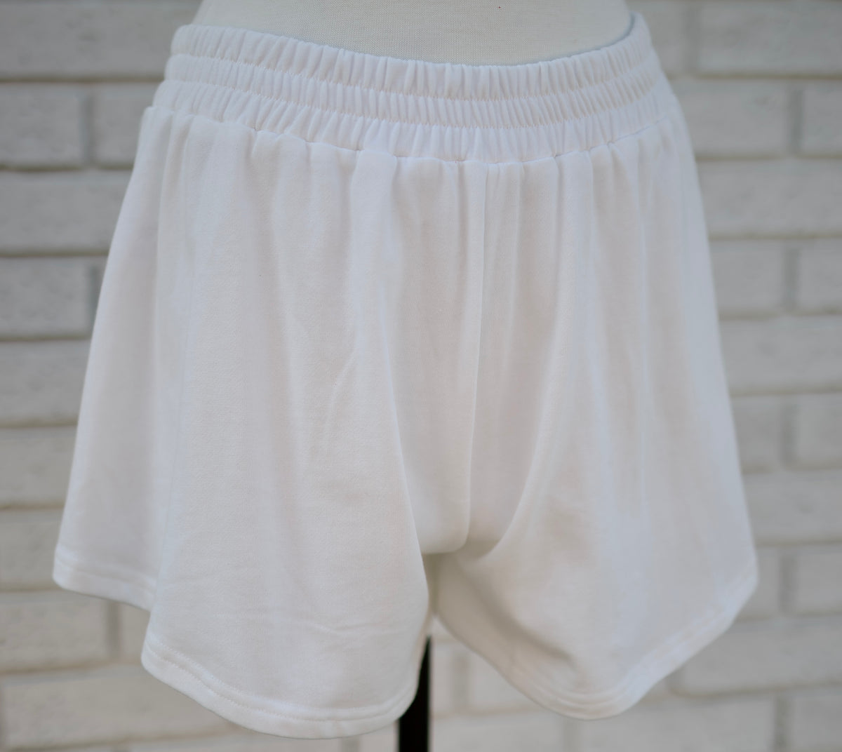 WHITE SKORT W/PEARL & PINK BOW DETAIL