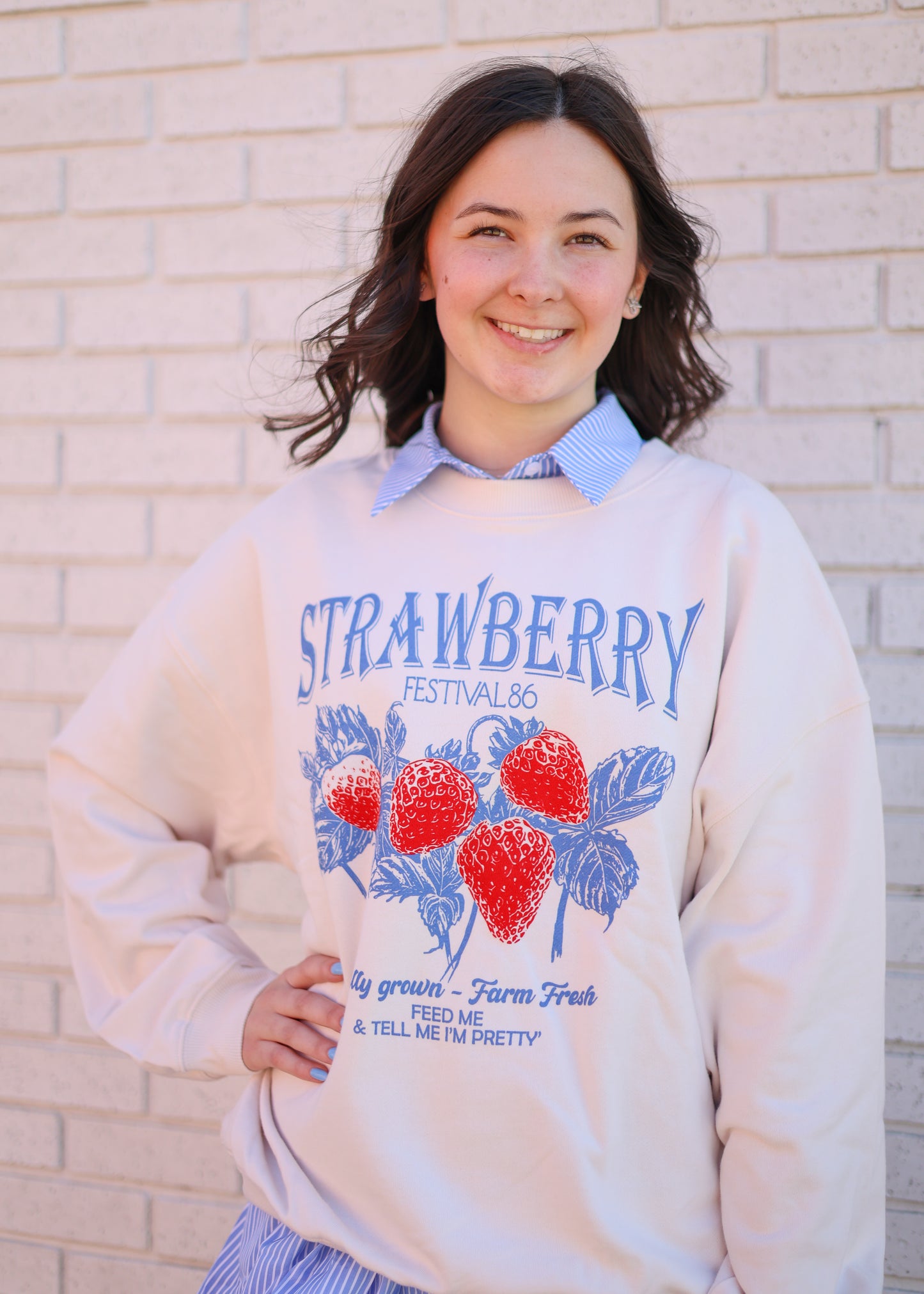 IVORY STRAWBERRY GRAPHIC SWEATSHIRT
