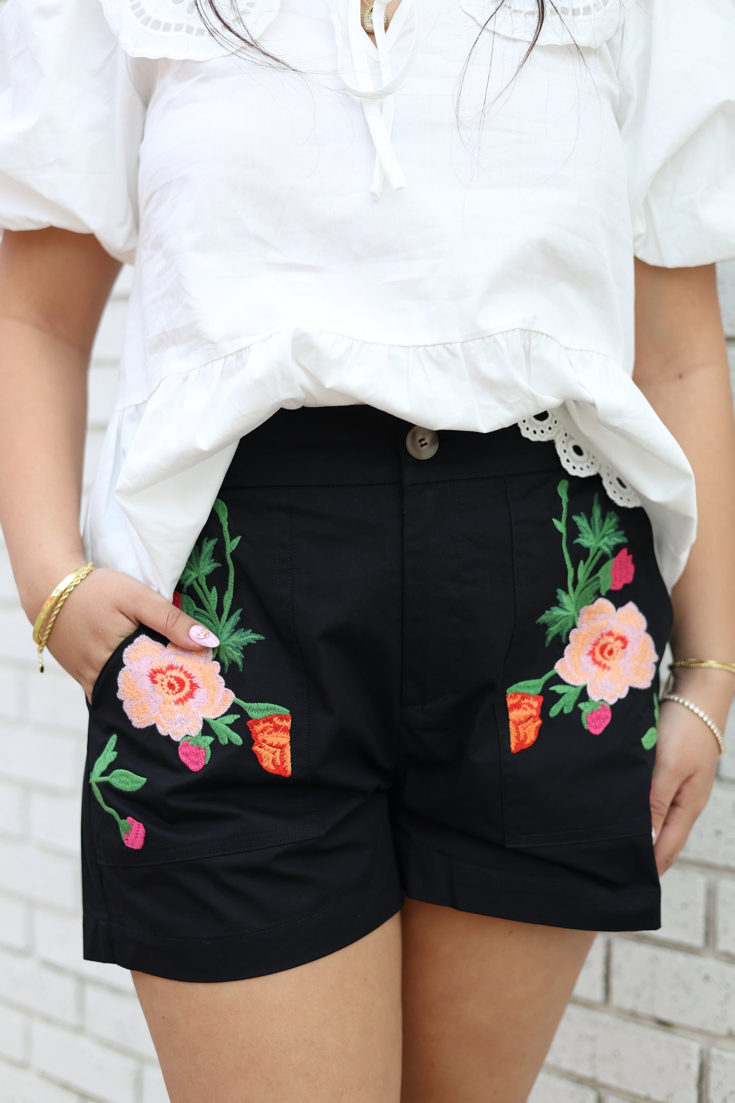 BLACK SHORTS WITH EMBROIDERED FLOWERS