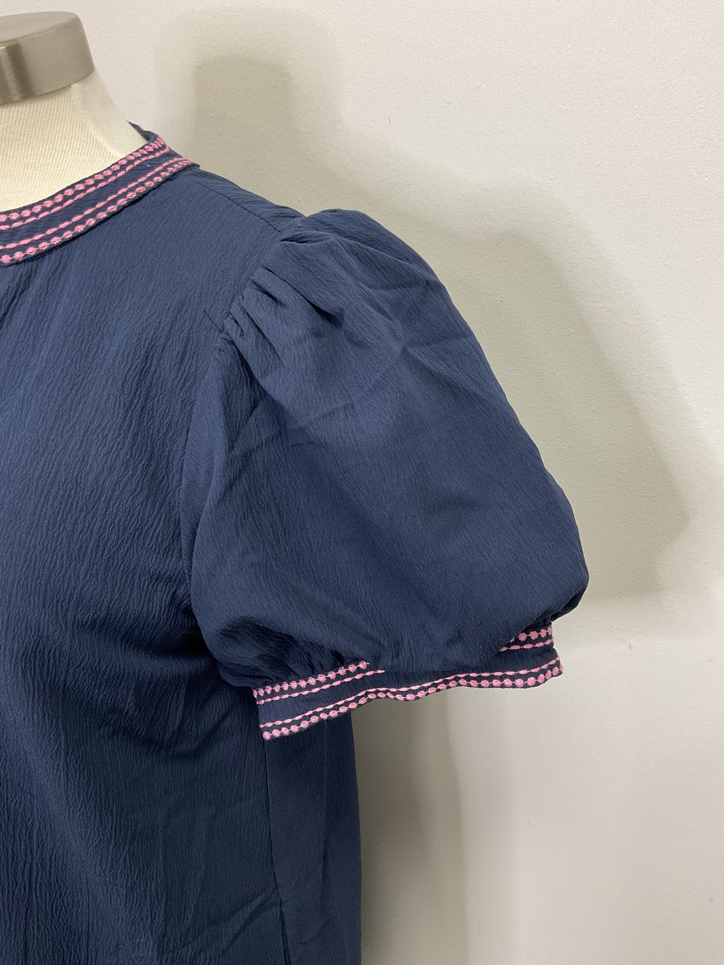 SHORT PUFF SLEEVE SHIFT DRESS WITH EMBROIDERY ACCENT - NAVY