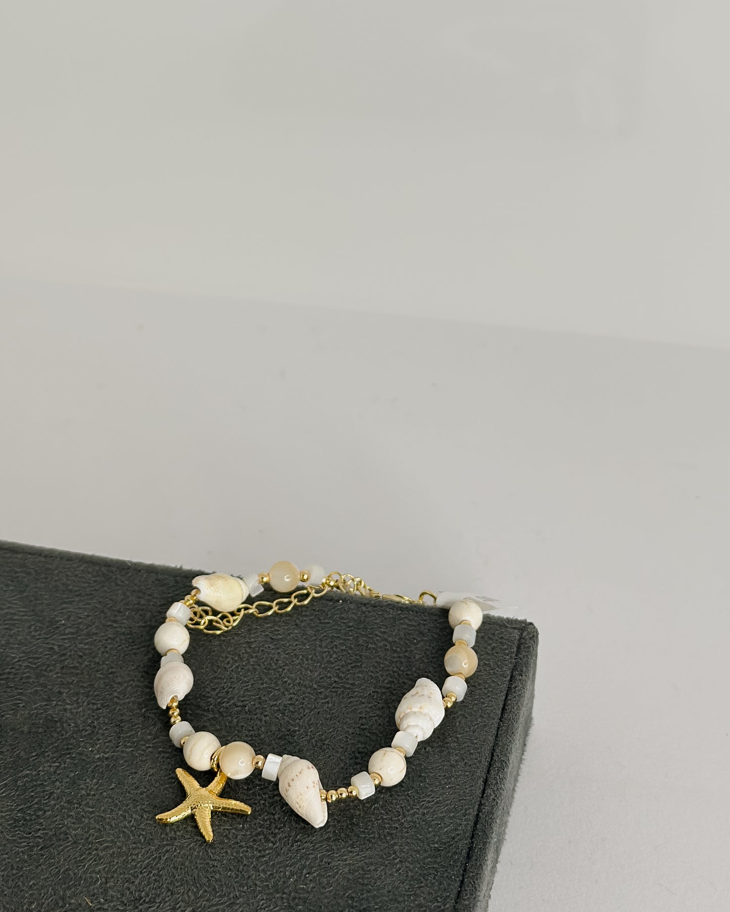 SEASHELL BRACELET WITH GOLD STARFISH