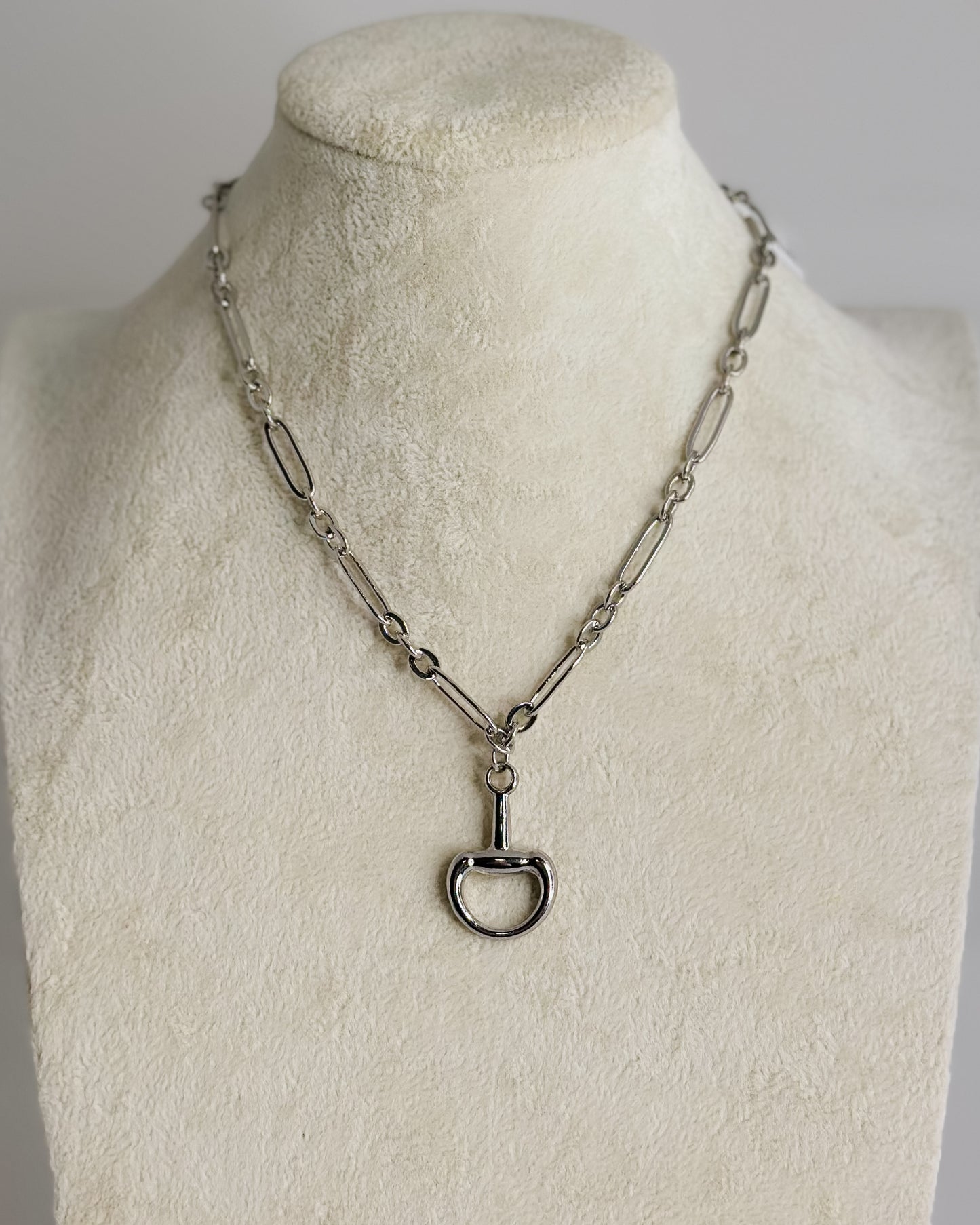 SILVER OVAL CHAIN WITH HORSEBIT