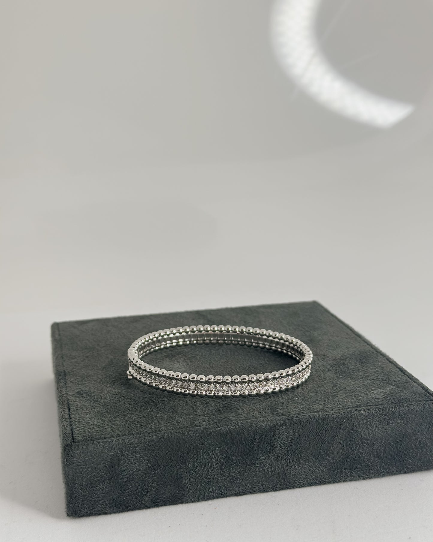 HINGED BRACELET WITH RHINESTONE INLAY