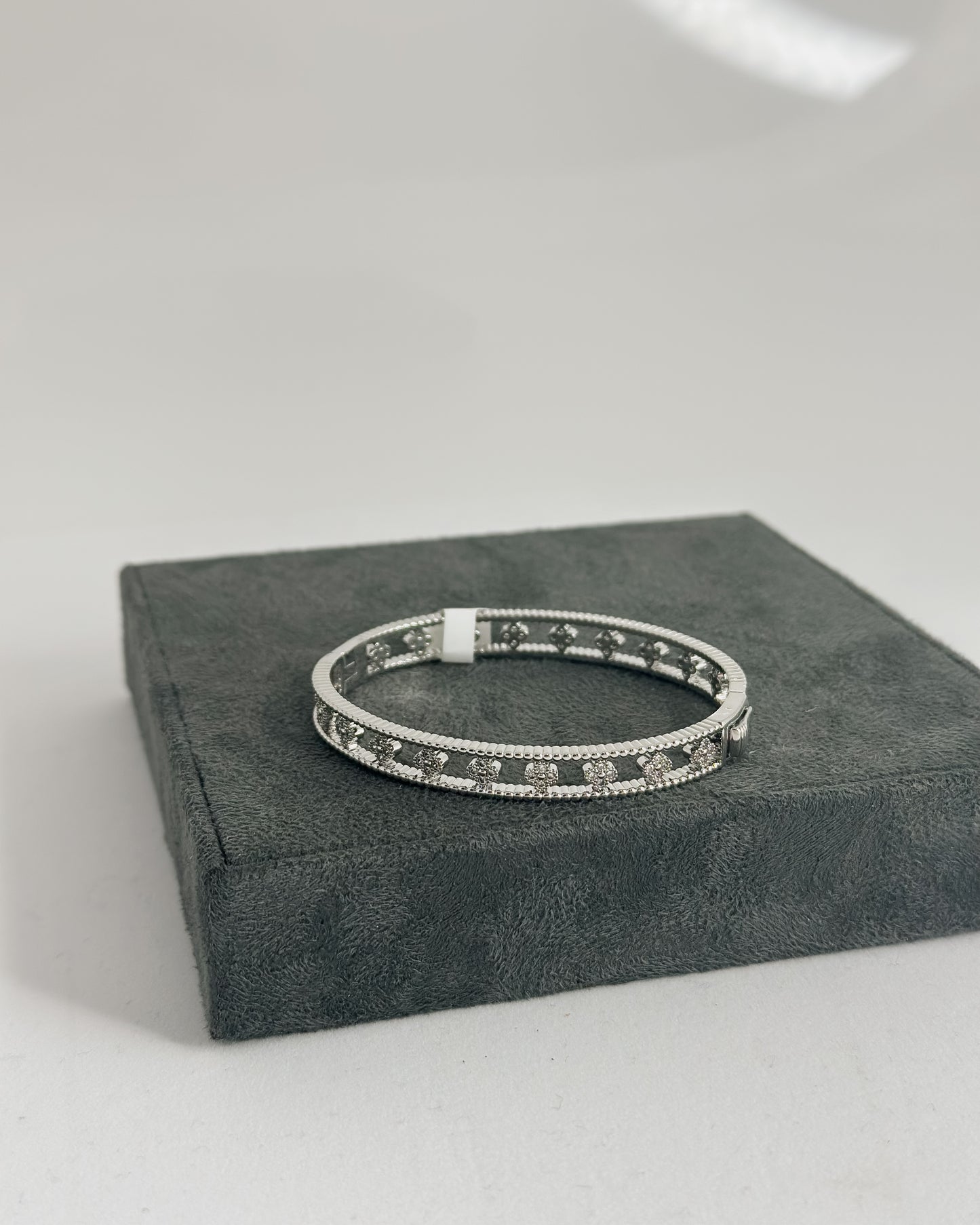 HINGED BRACELET WITH RHINESTONE CLOVER DETAIL