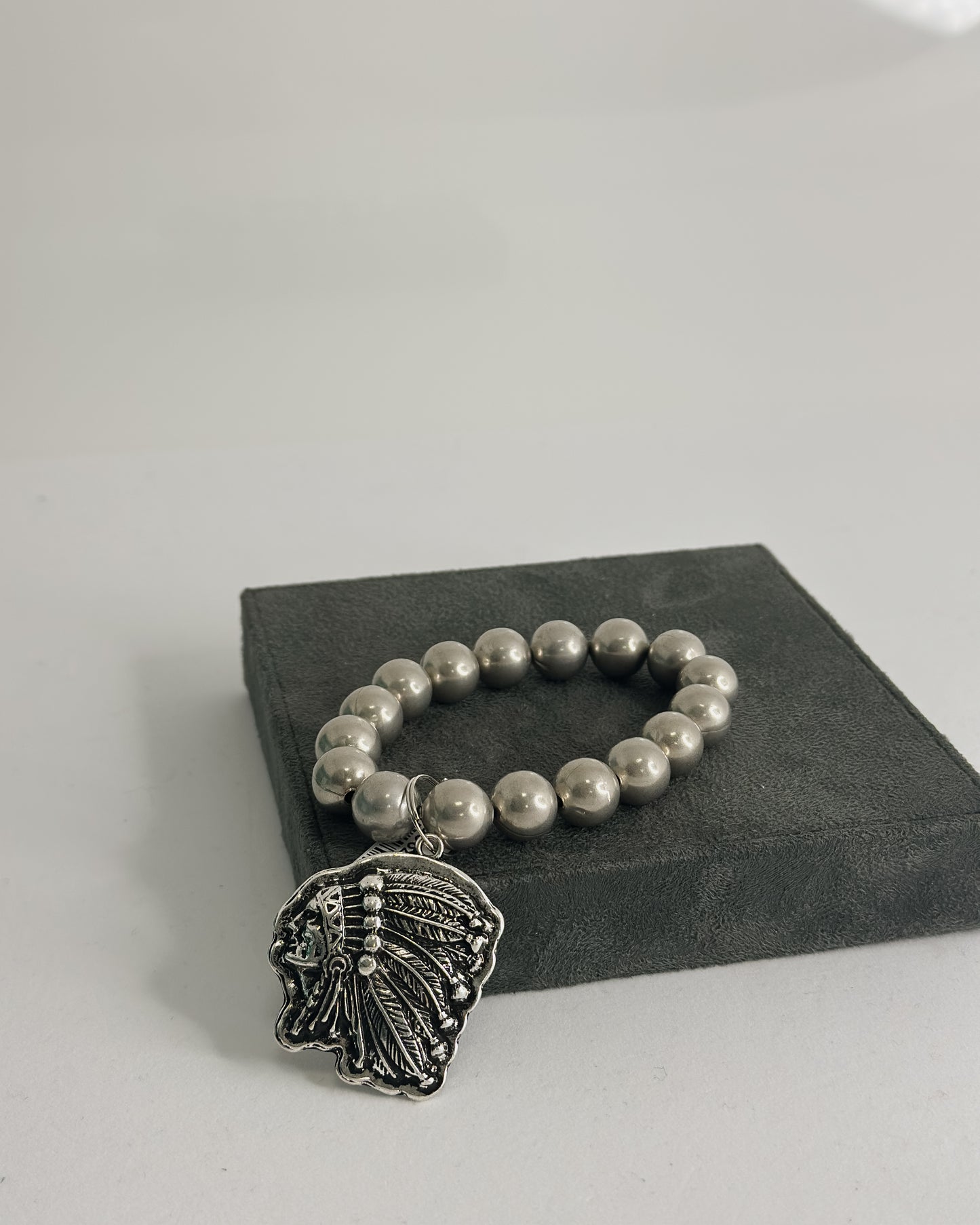 SILVER BEAD BRACELET W/OVERSIZED CHARM