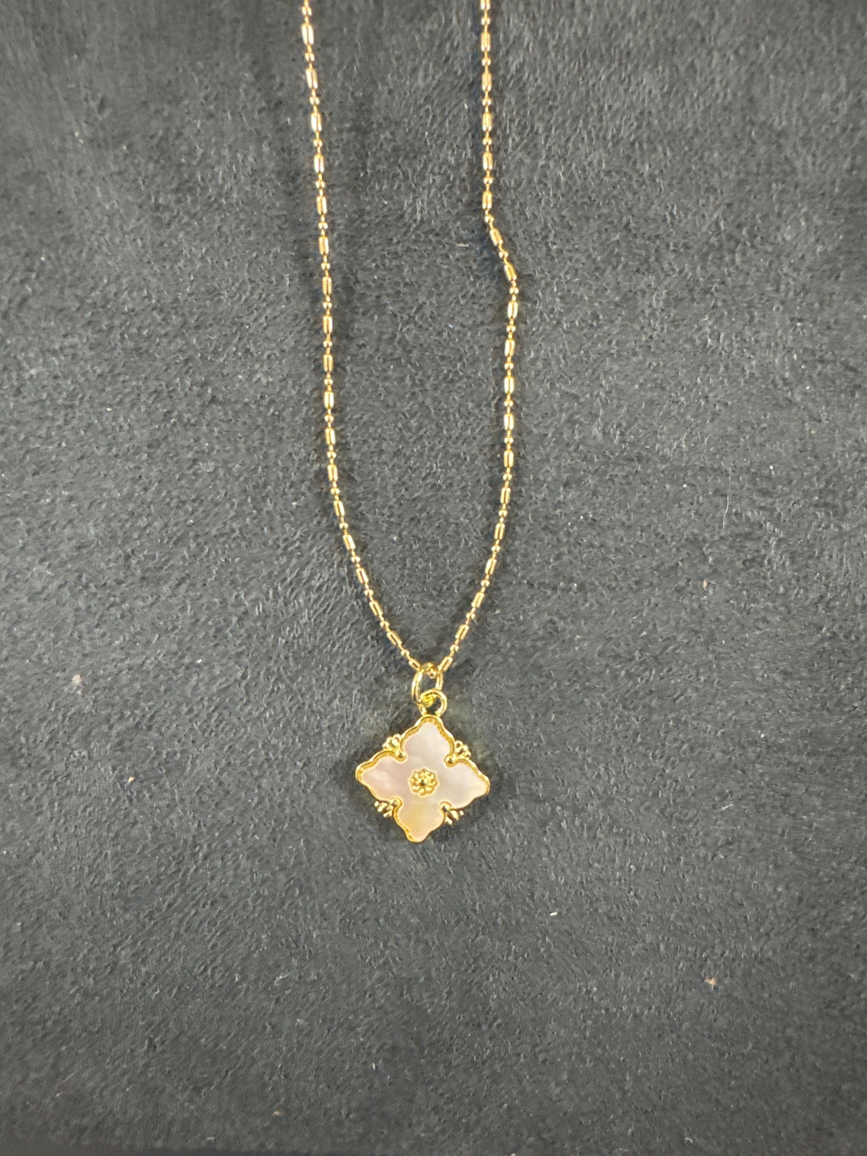 GOLD NECKLACE W/IVORY SUQARE CLOVER PENDANT