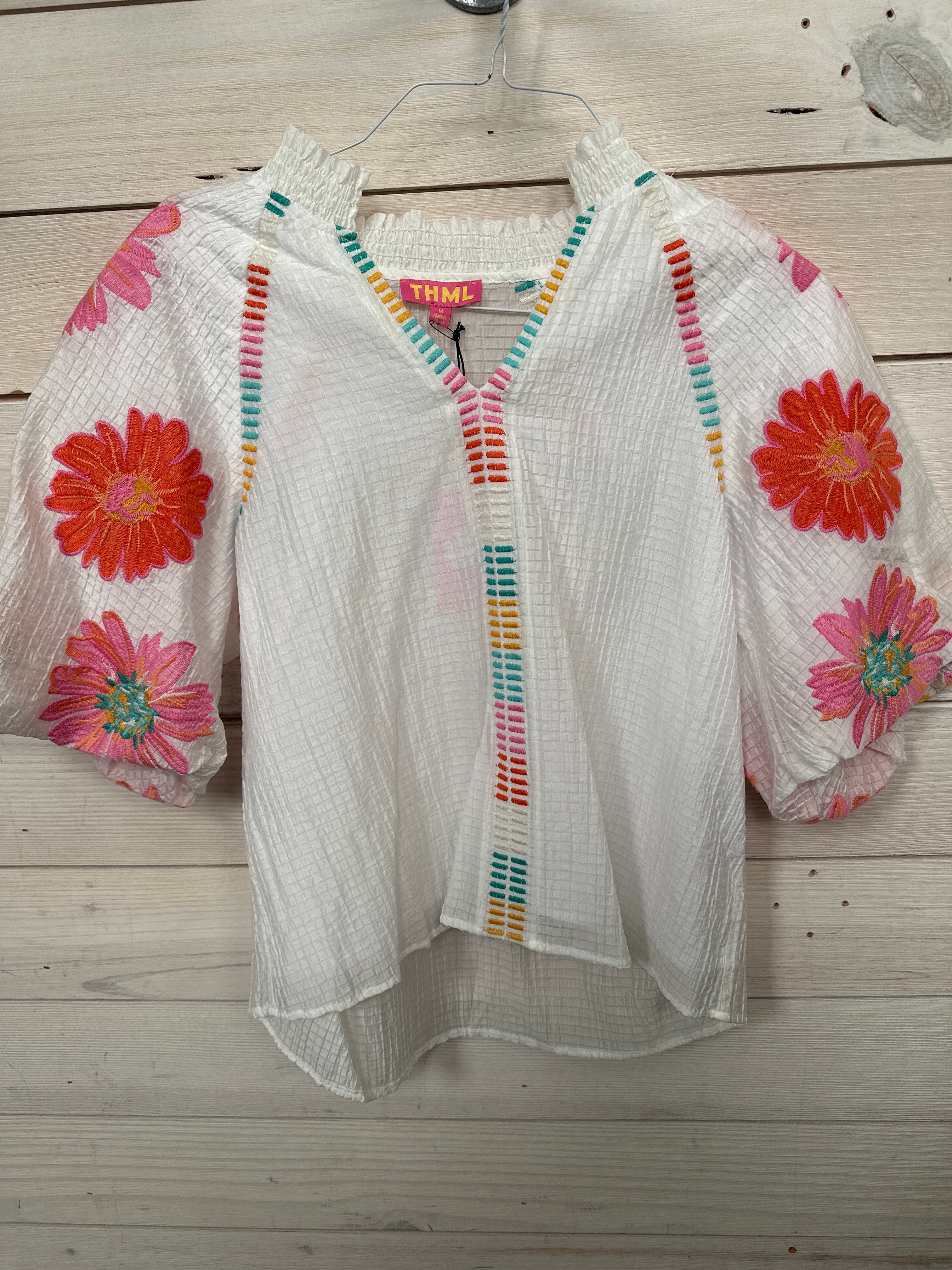 WHITE BLOUSE W/FLORAL DETAIL