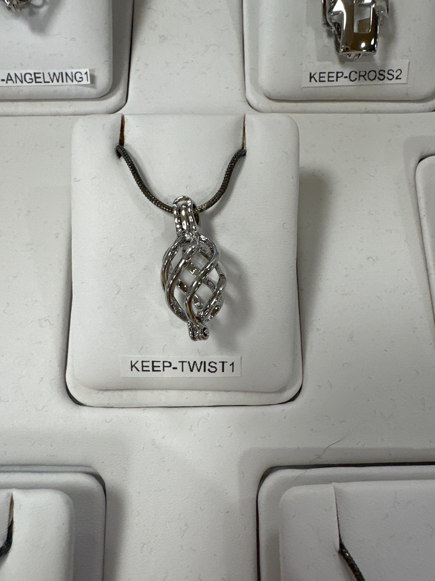 KEEPSAKE TWISTED LOCKET PENDANT