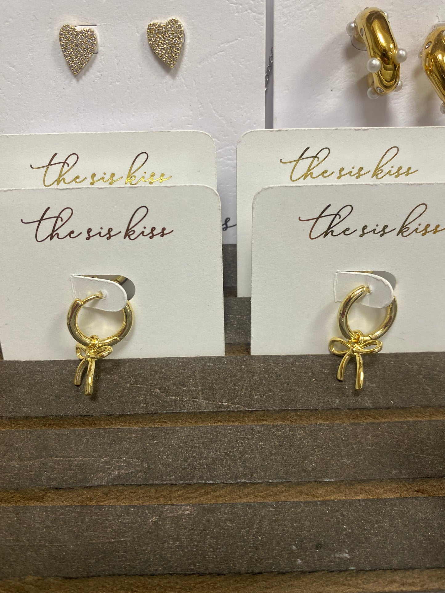 GOLD HUGGIE W/BOW CHARM