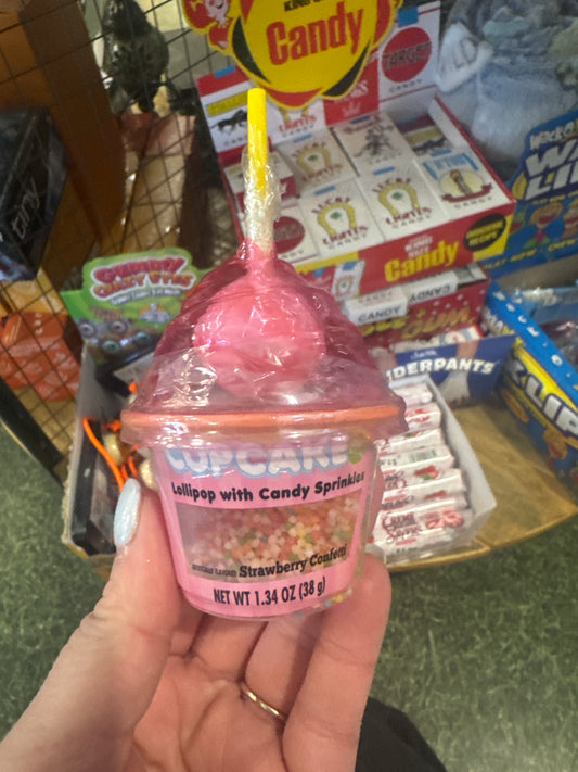 CUPCAKE LOLLIPOP WITH CANDY SPRINKLES