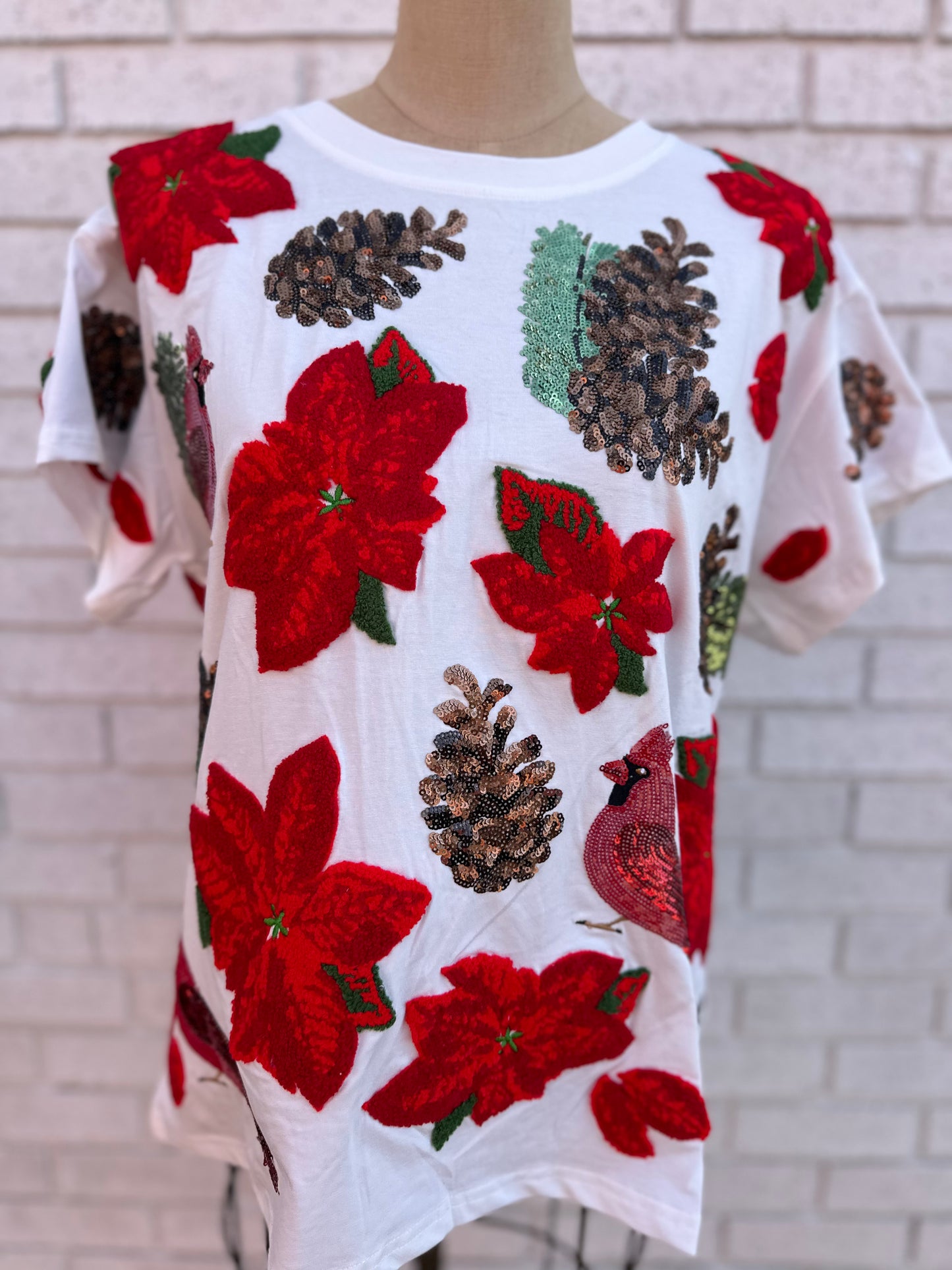 WHITE POINSETTIA AND PINE CONE TEE