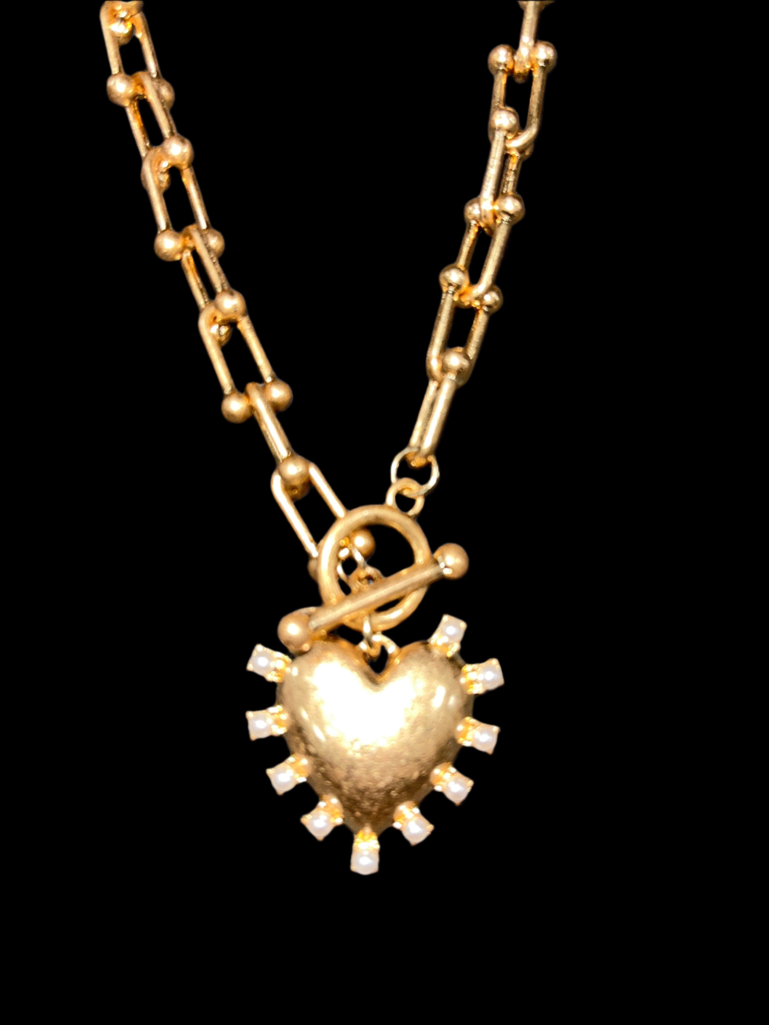 CHUNKY GOLD NECKLACE WITH HEART SURROUNDED BY FAUX PEARLS PENDANT