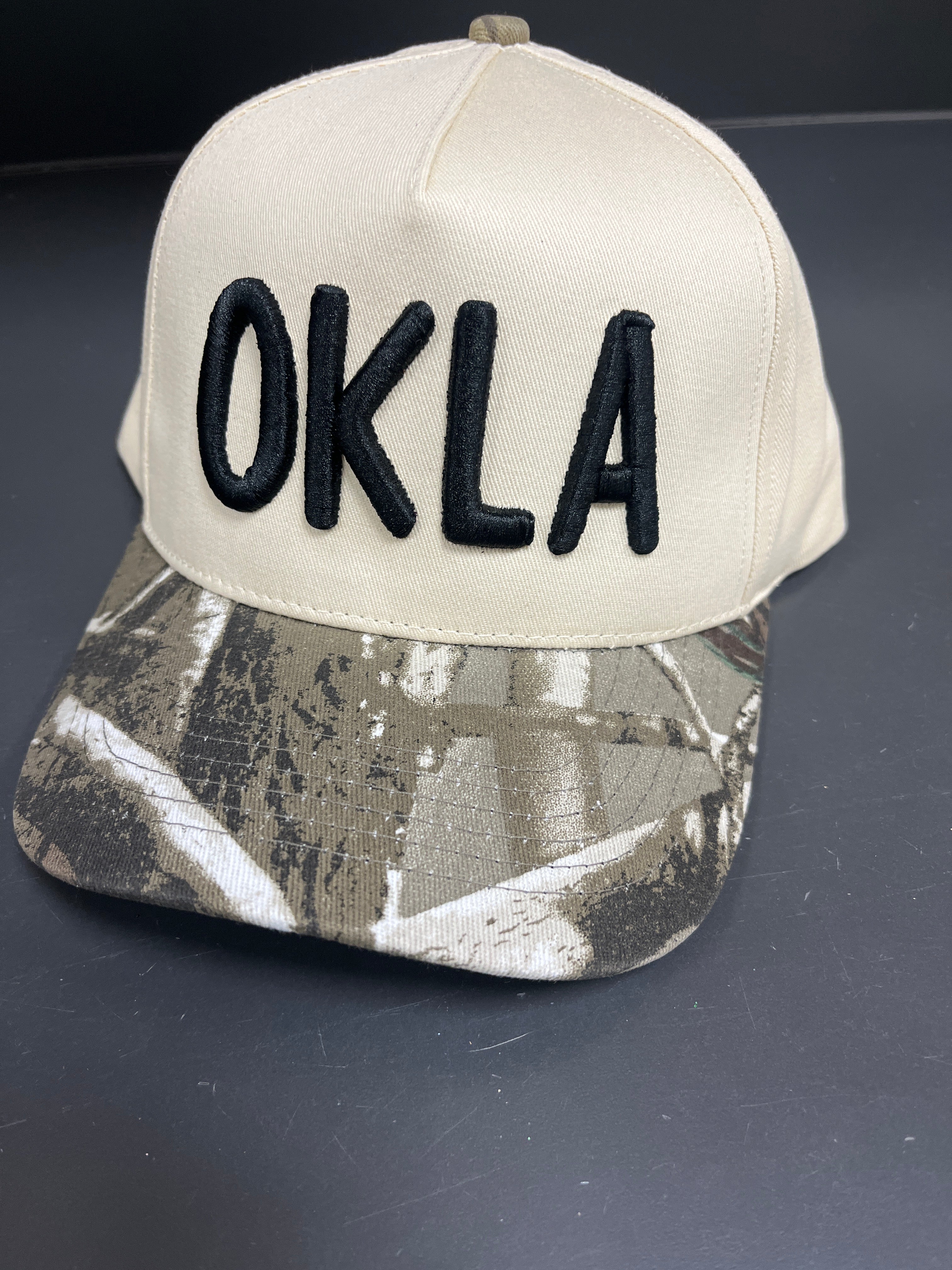 IVORY & CAMO HAT BLACK OKLA