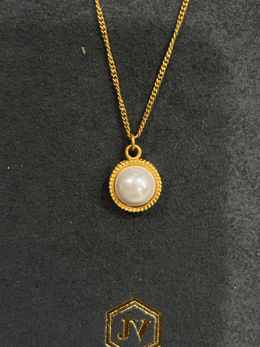 FLEURDELIS SOLITAIRE NKLC GOLD SHELL PEARL