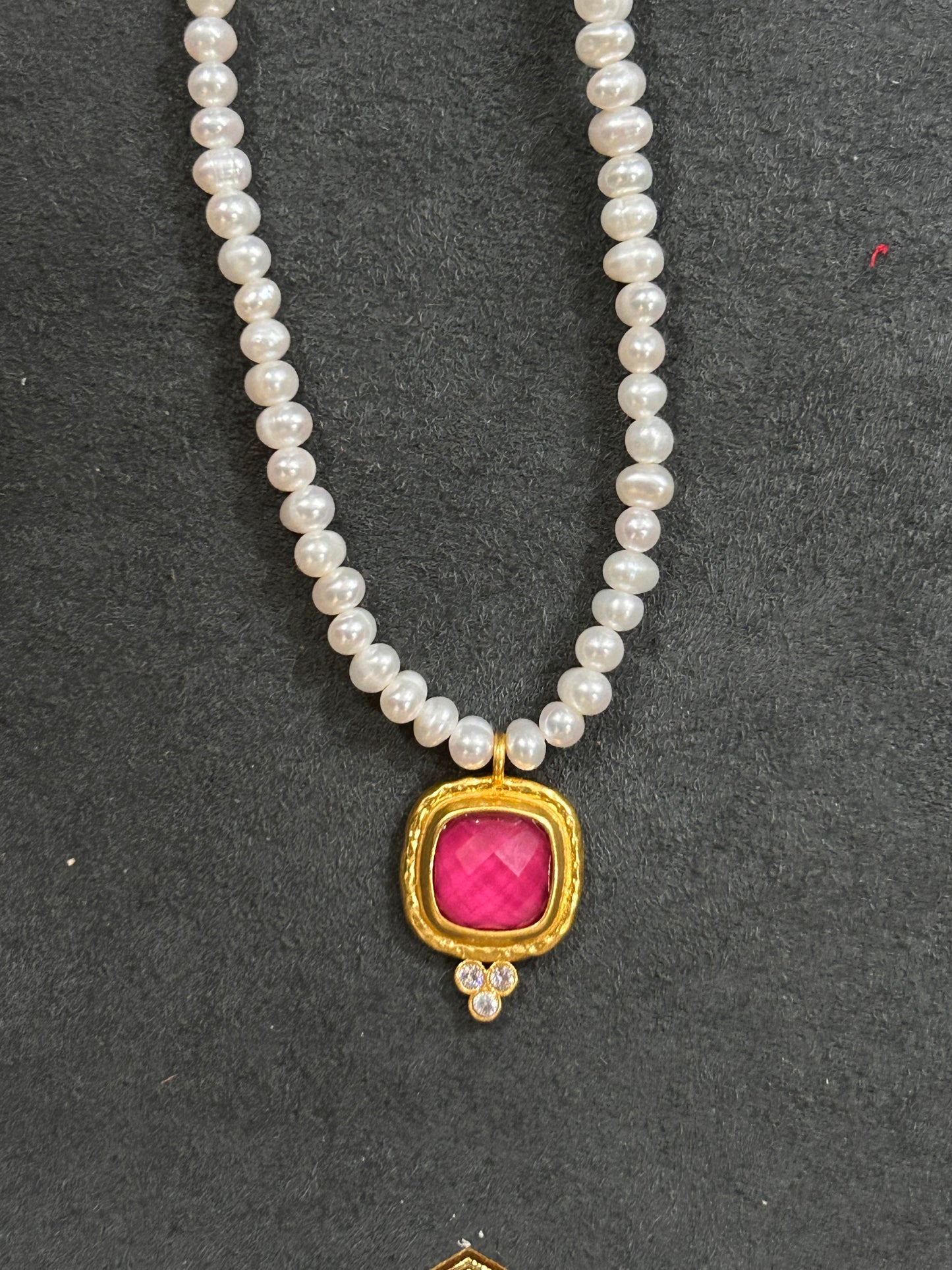 TUDOR DELICATE NECKLACE-IRIDESCENT RASPBERRY