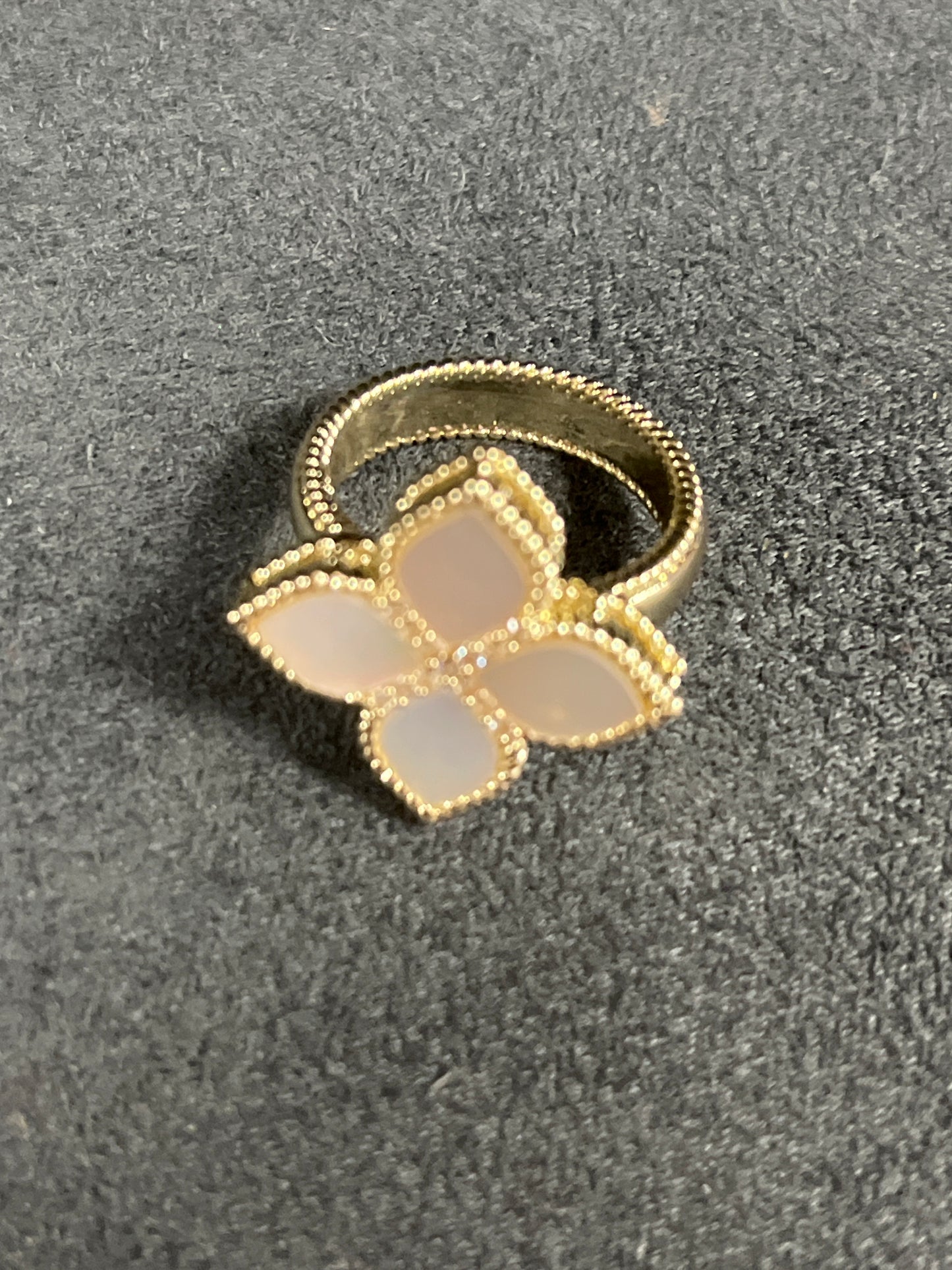 GOLD RING W/LARGE IVORY CLOVER