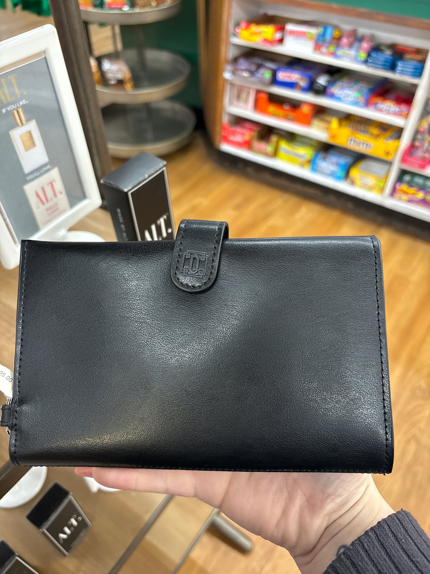 BACK IN BLACK ORGANIZER WALLET