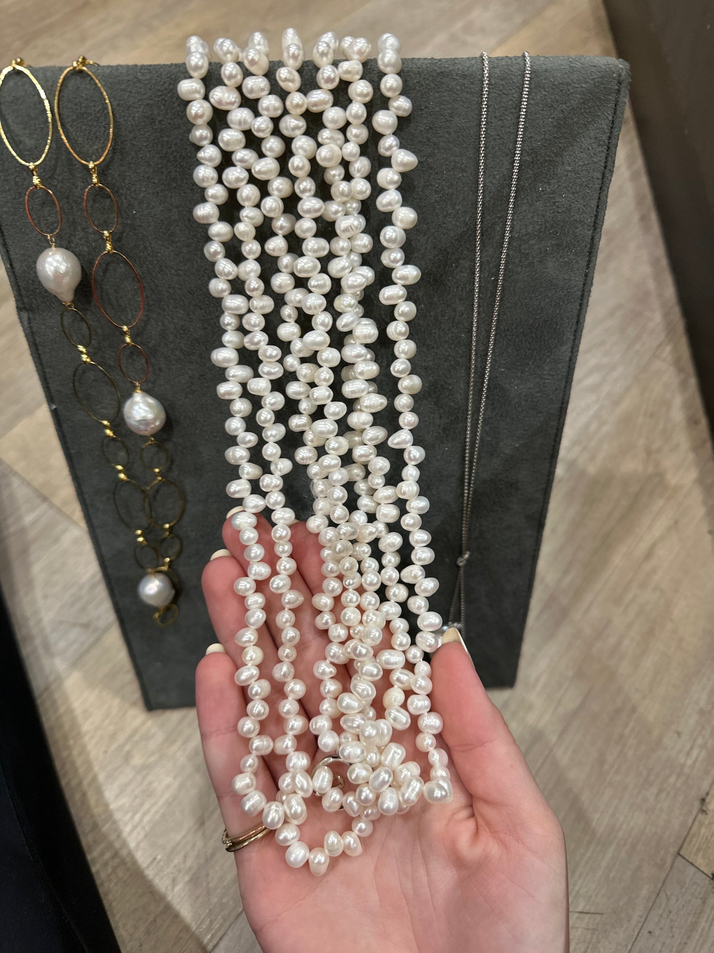 WHITE 7 STRAND KESHI CHOKER