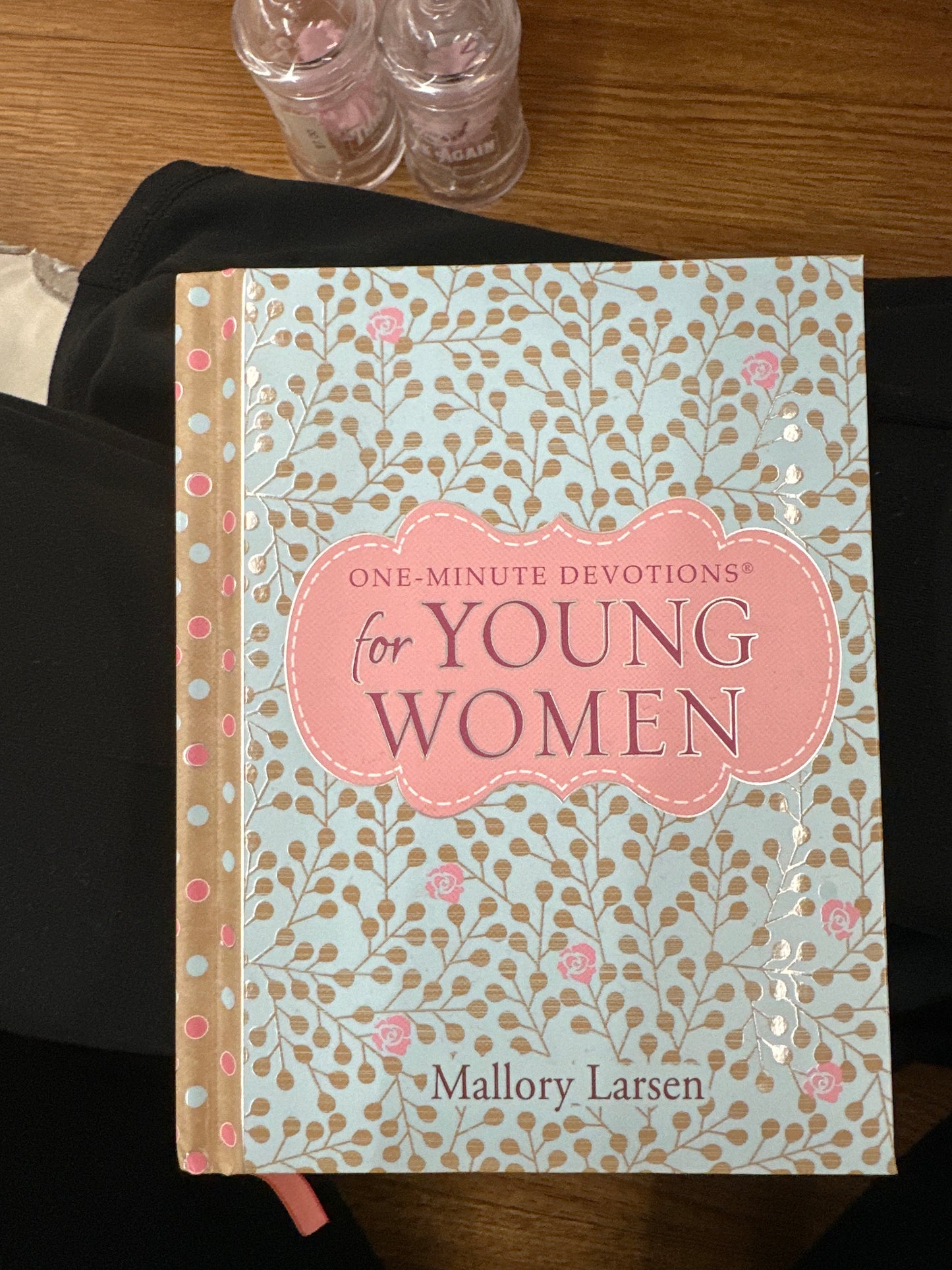 ONE MINUTE DEVOTIONS FOR YOUNG WOMEN