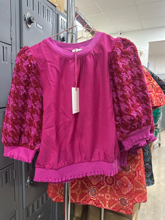 FUSCHIA HOUNDSTOOTH TEXTURED HALF PUFF SLEEVE TOP