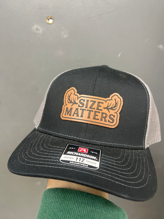 BLACK/GRAY HAT - SIZE MATTERS BROWN LEATHER PATCH