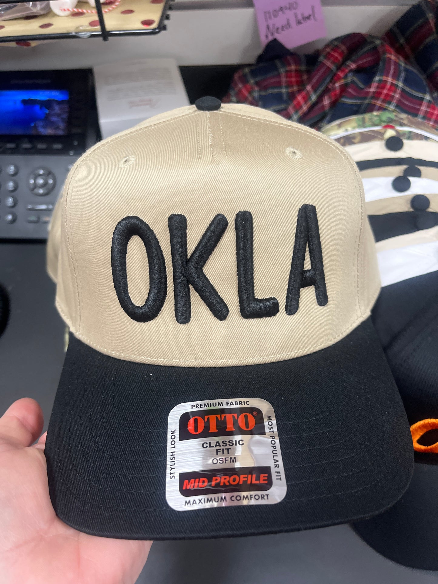 TAN/BLACK OKLA HAT