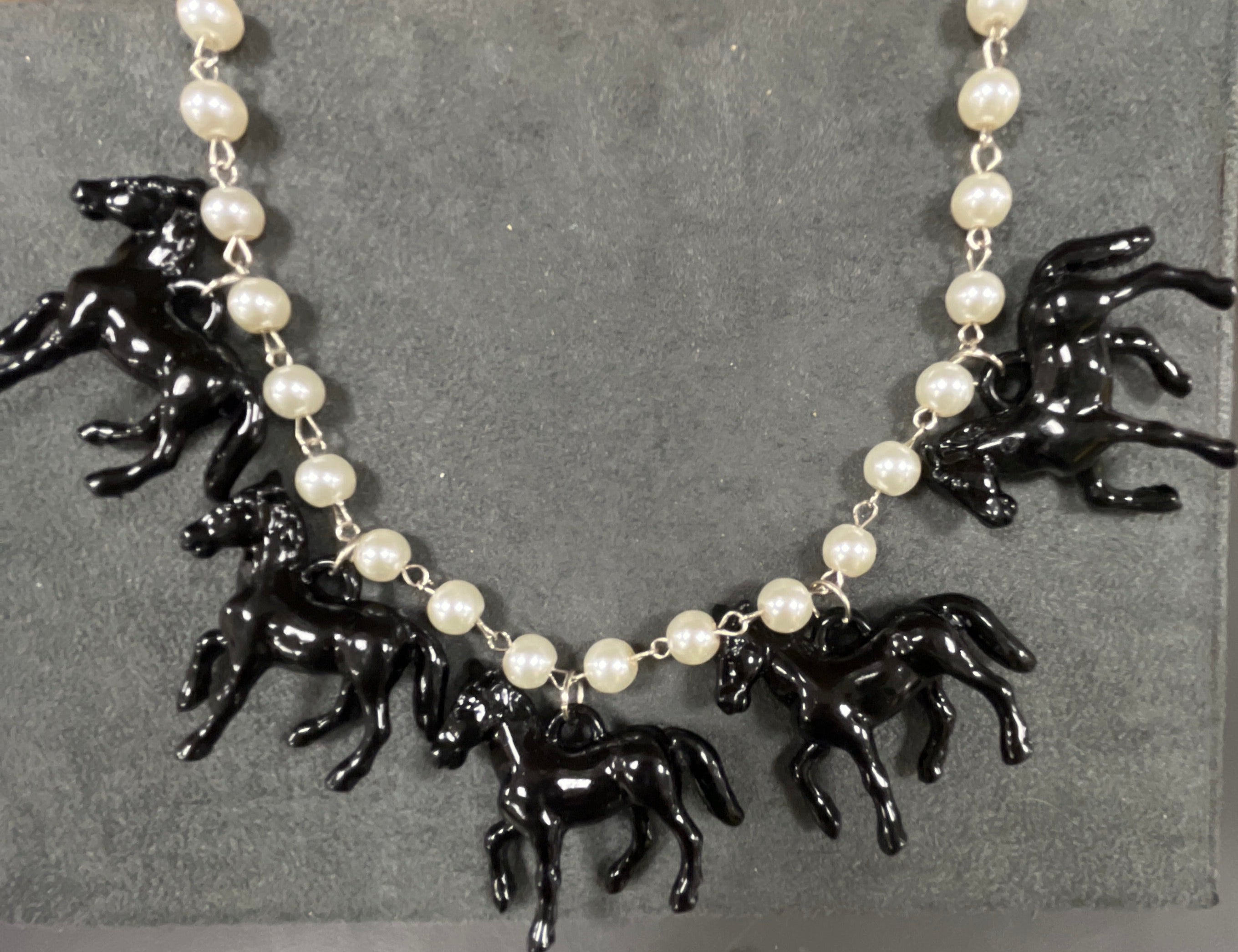 PONY BEADED NECKLACE