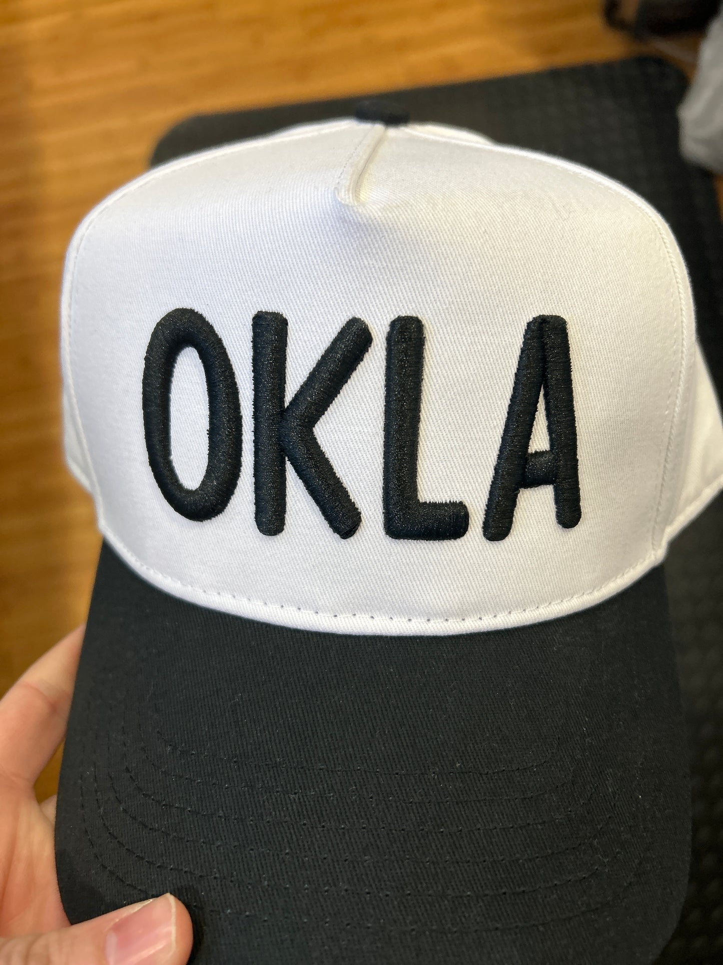 WHITE/BLACK OKLA HAT