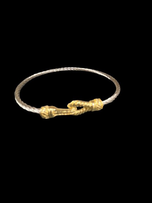 SILVER TWIST CABLE CRACELET WITH GOLD HORSE BIT CLOSURE