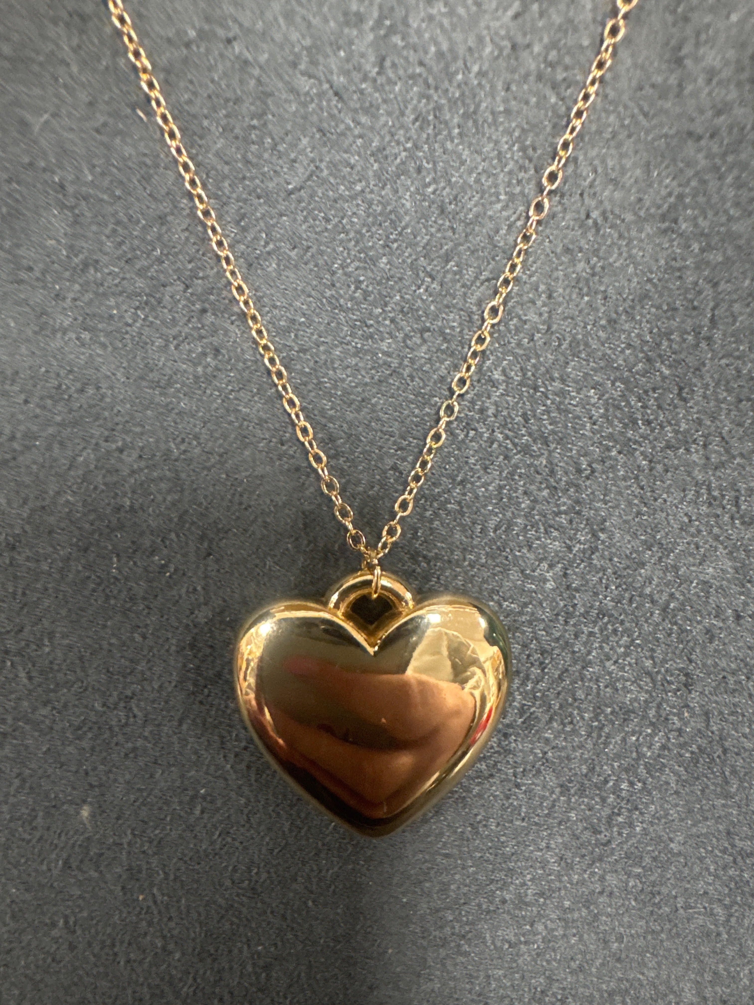 GOLD NECKLACE W/HEART PENDANT