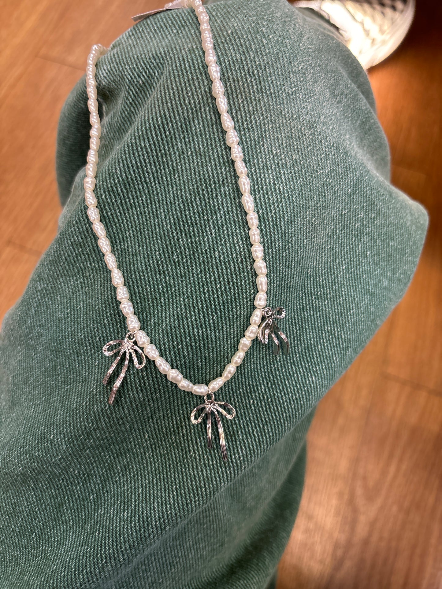 PEARL NKLC W/3 SILVER BOW CHARMS