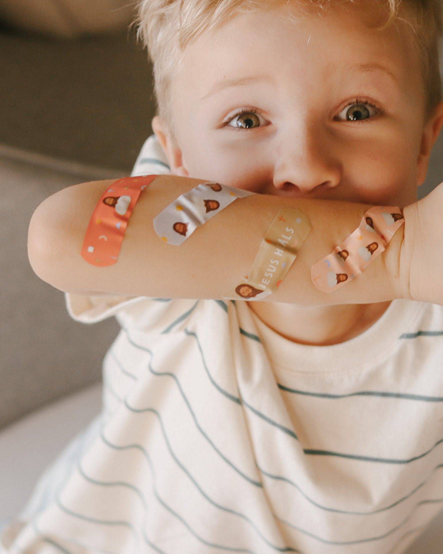 JESUS HEALS BANDAGES