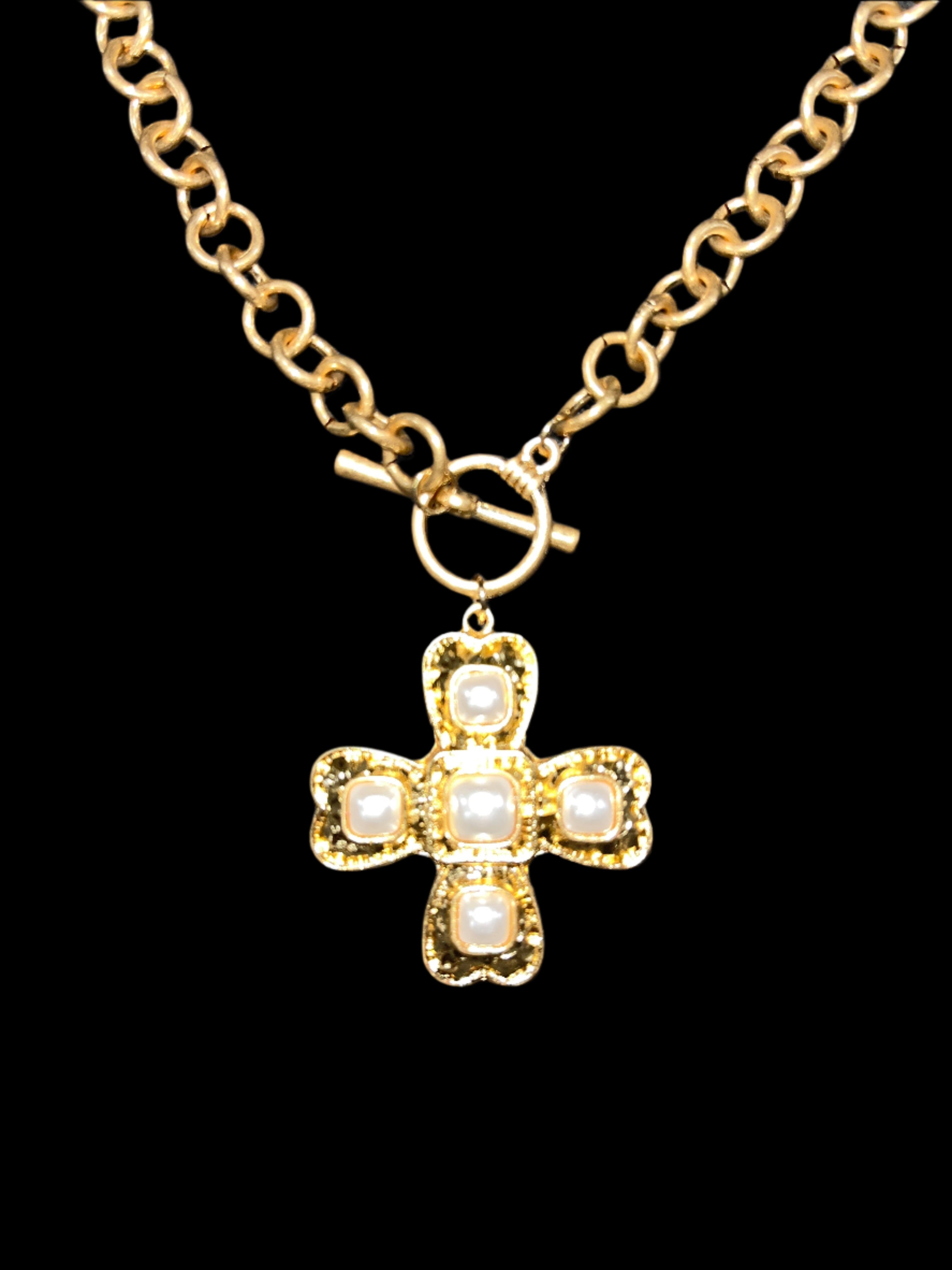 CHUNKY GOLD NECKLACE WITH FAUX PEARL EMBELLISHED CLOVER TOGGLE